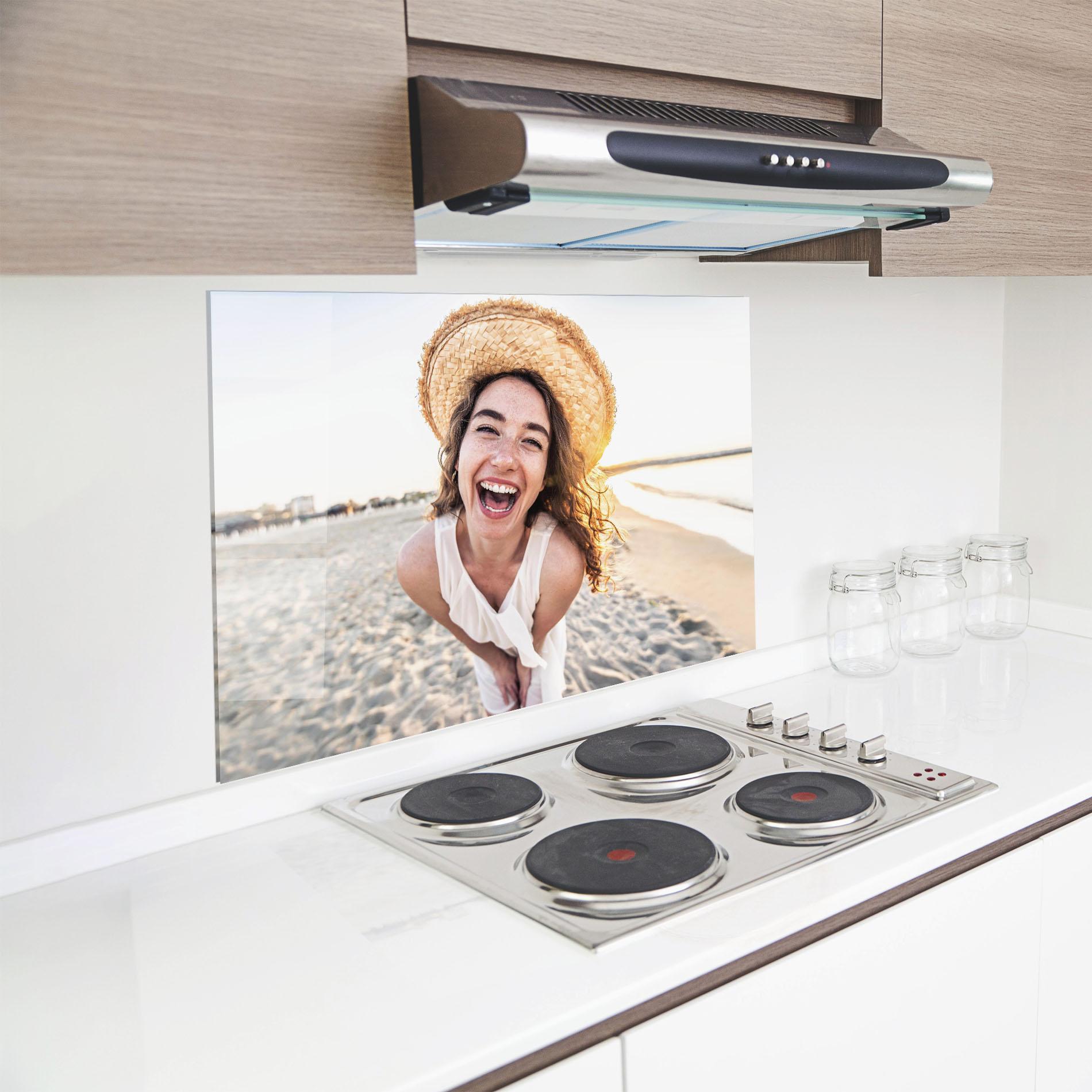 Panou Sticla Bucatarie Joyful Woman mockup 8