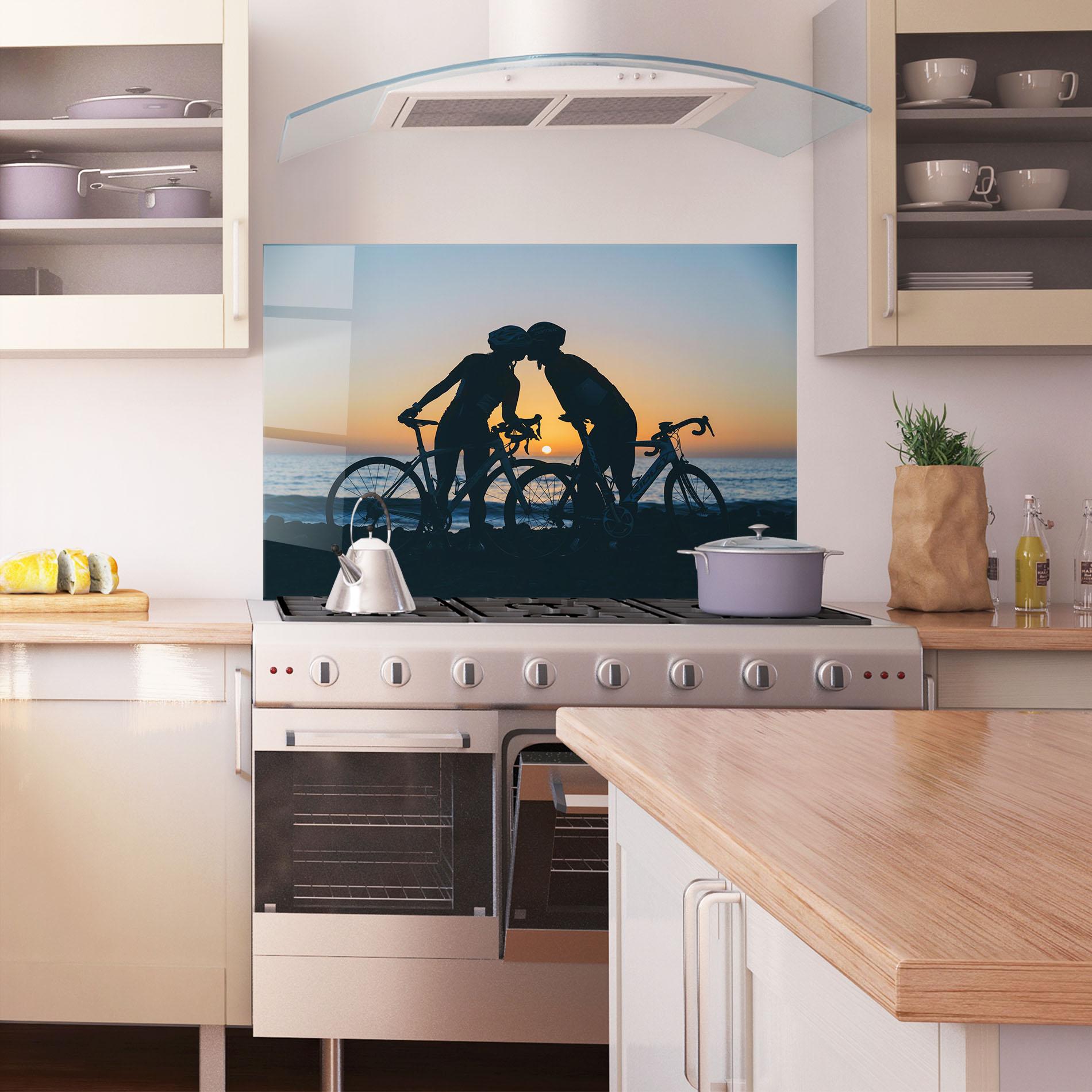 Panou Sticla Bucatarie Bike Couple Kissing mockup 1