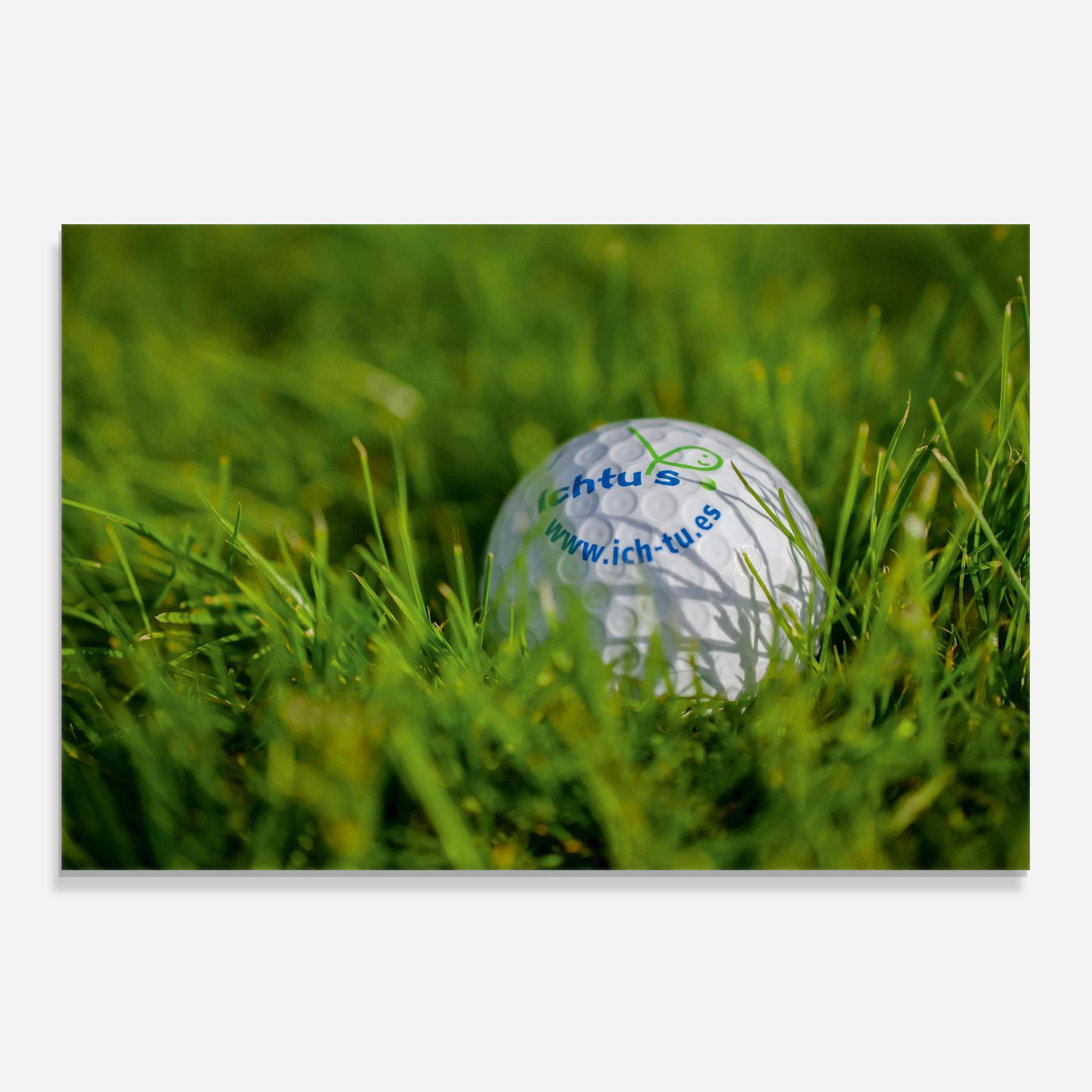 Panou Sticla Bucatarie Golf Ball In Grass mockup 0