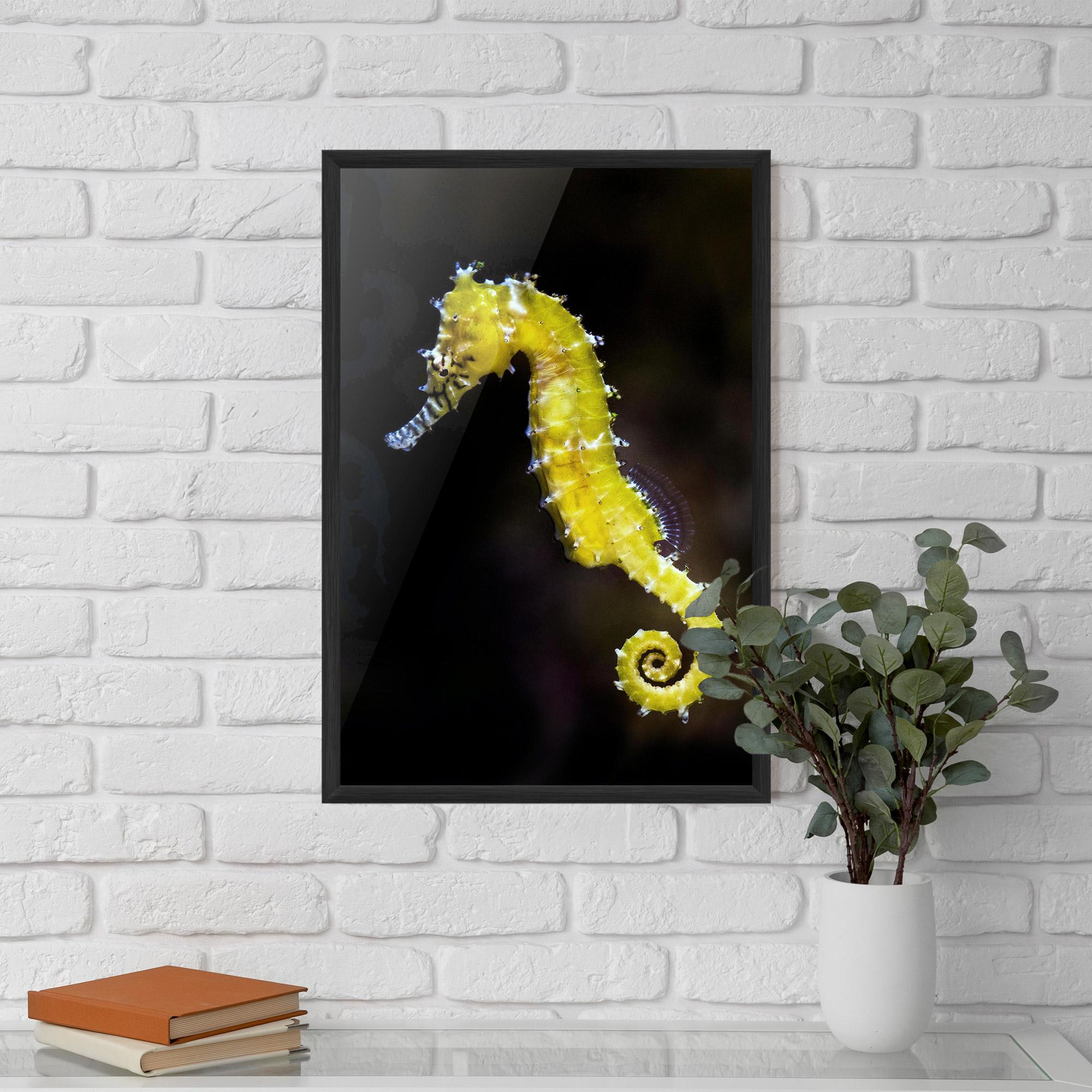 Poster Înrămat Yellow Seahorse mockup 5