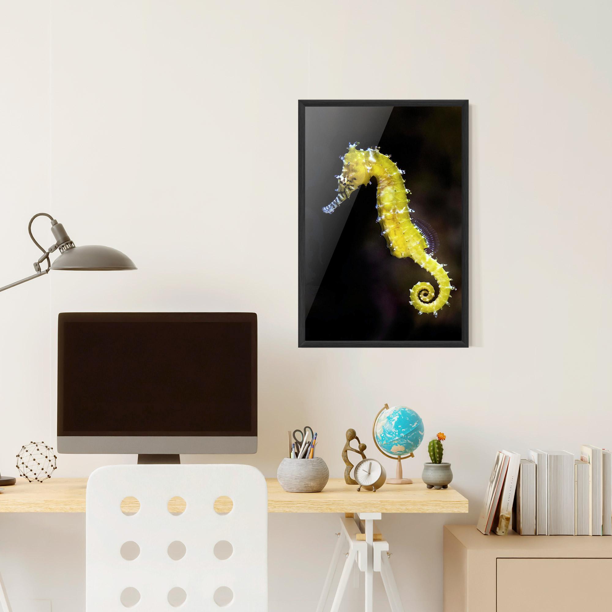 Poster Înrămat Yellow Seahorse mockup 6