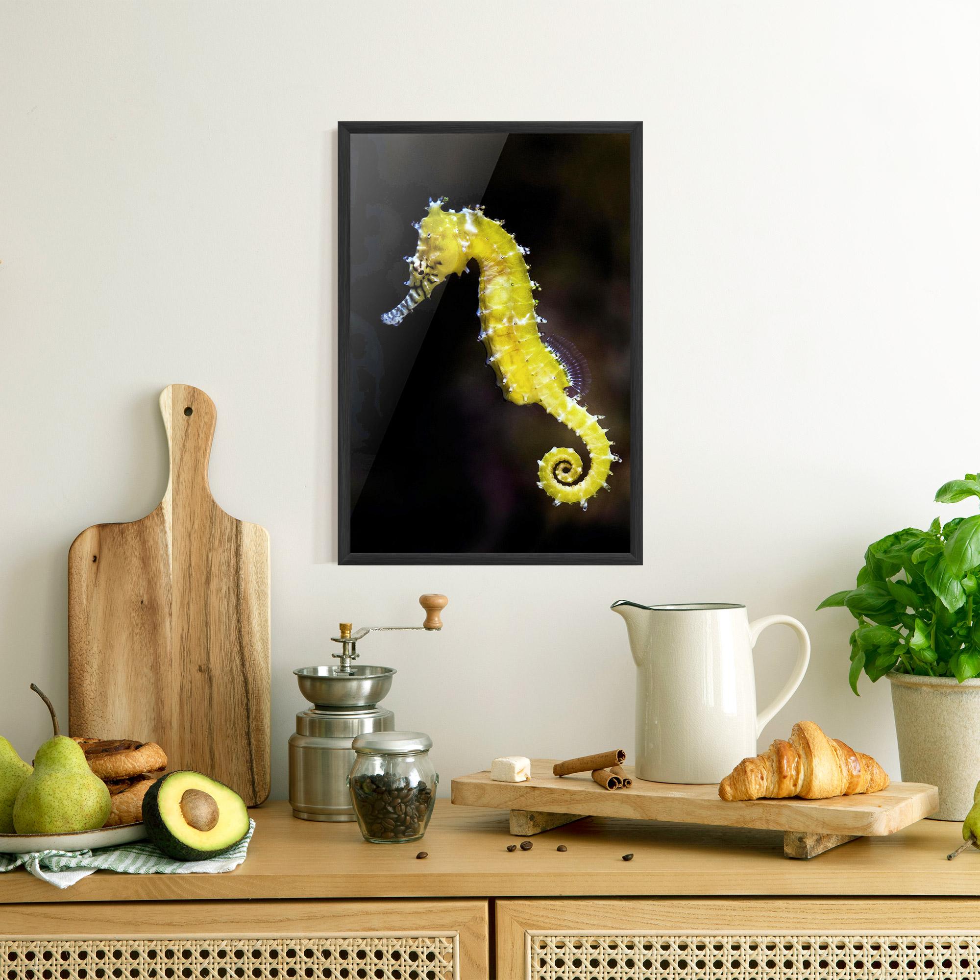 Poster Înrămat Yellow Seahorse mockup 8