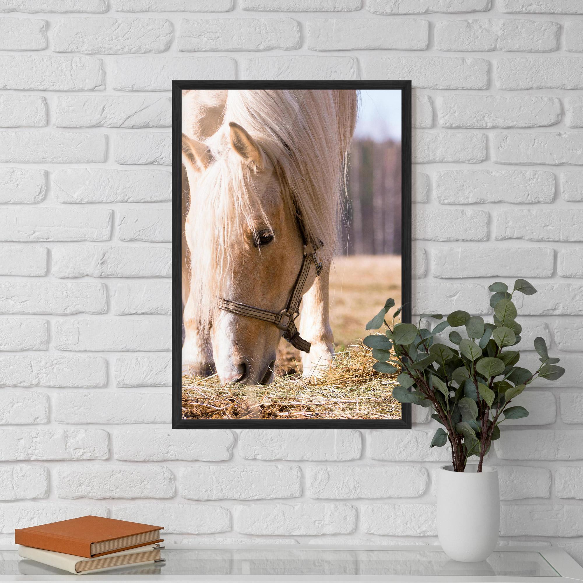 Poster Înrămat Cream Horse Eating mockup 5
