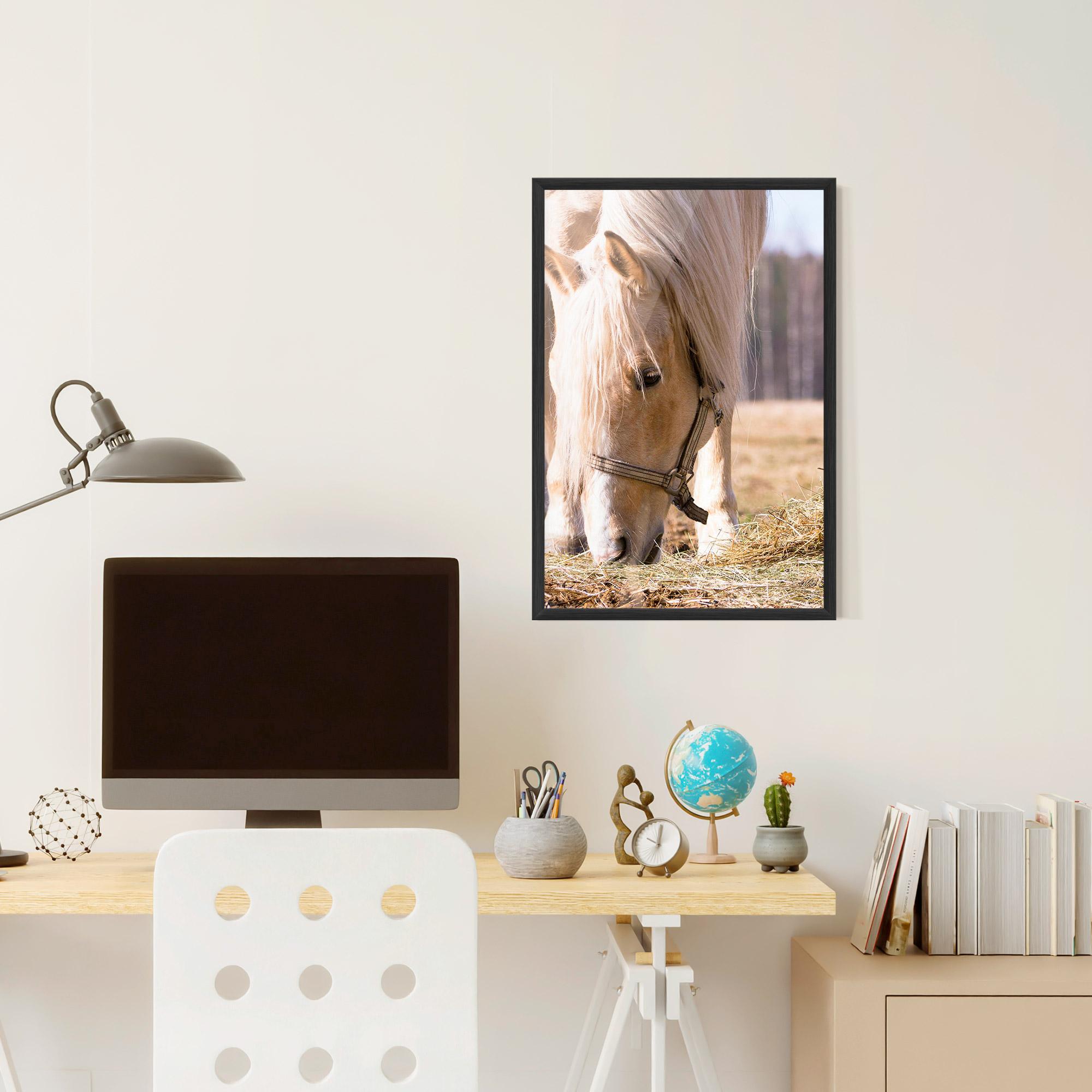 Poster Înrămat Cream Horse Eating mockup 6