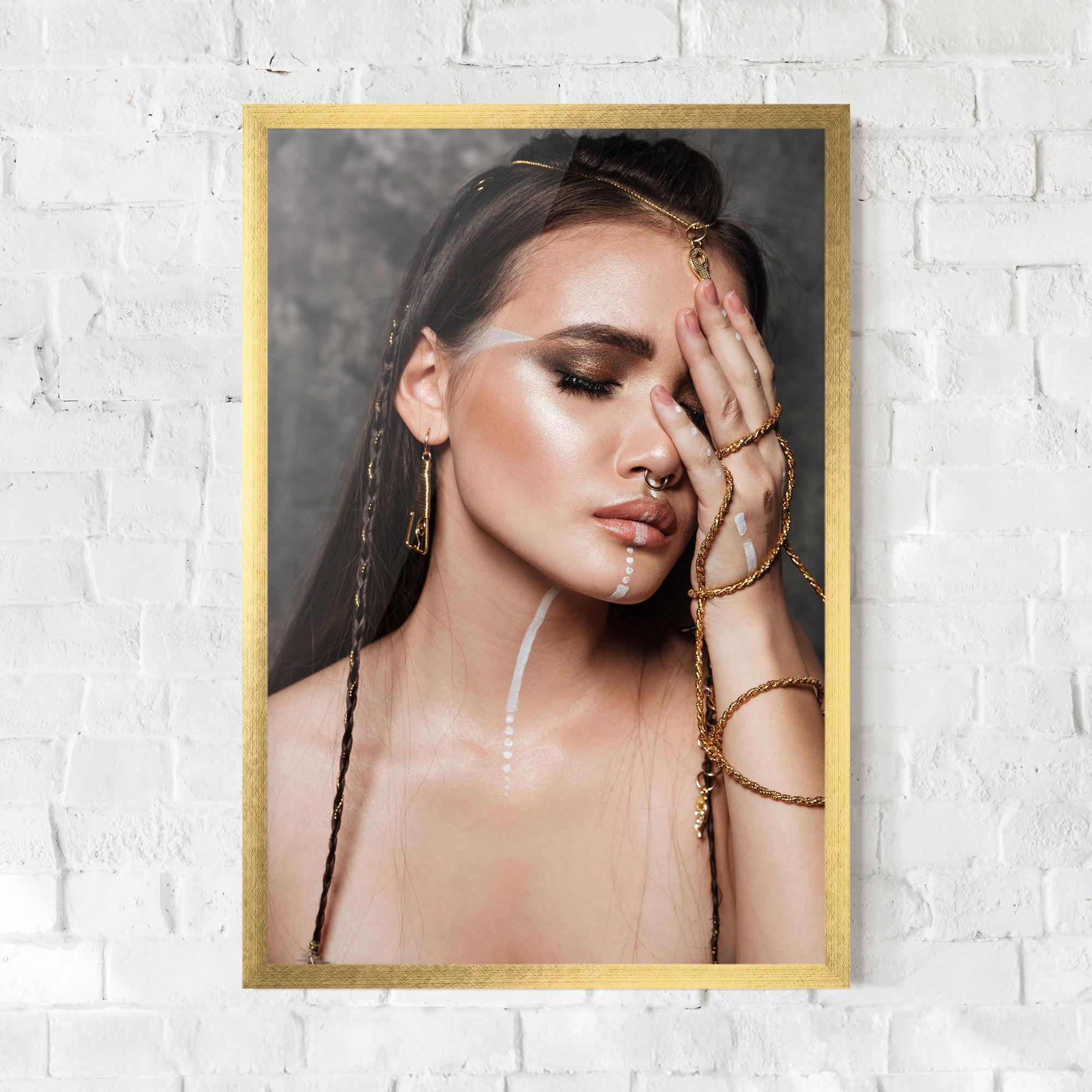 Poster Înrămat Gold Hand Accessory mockup 0