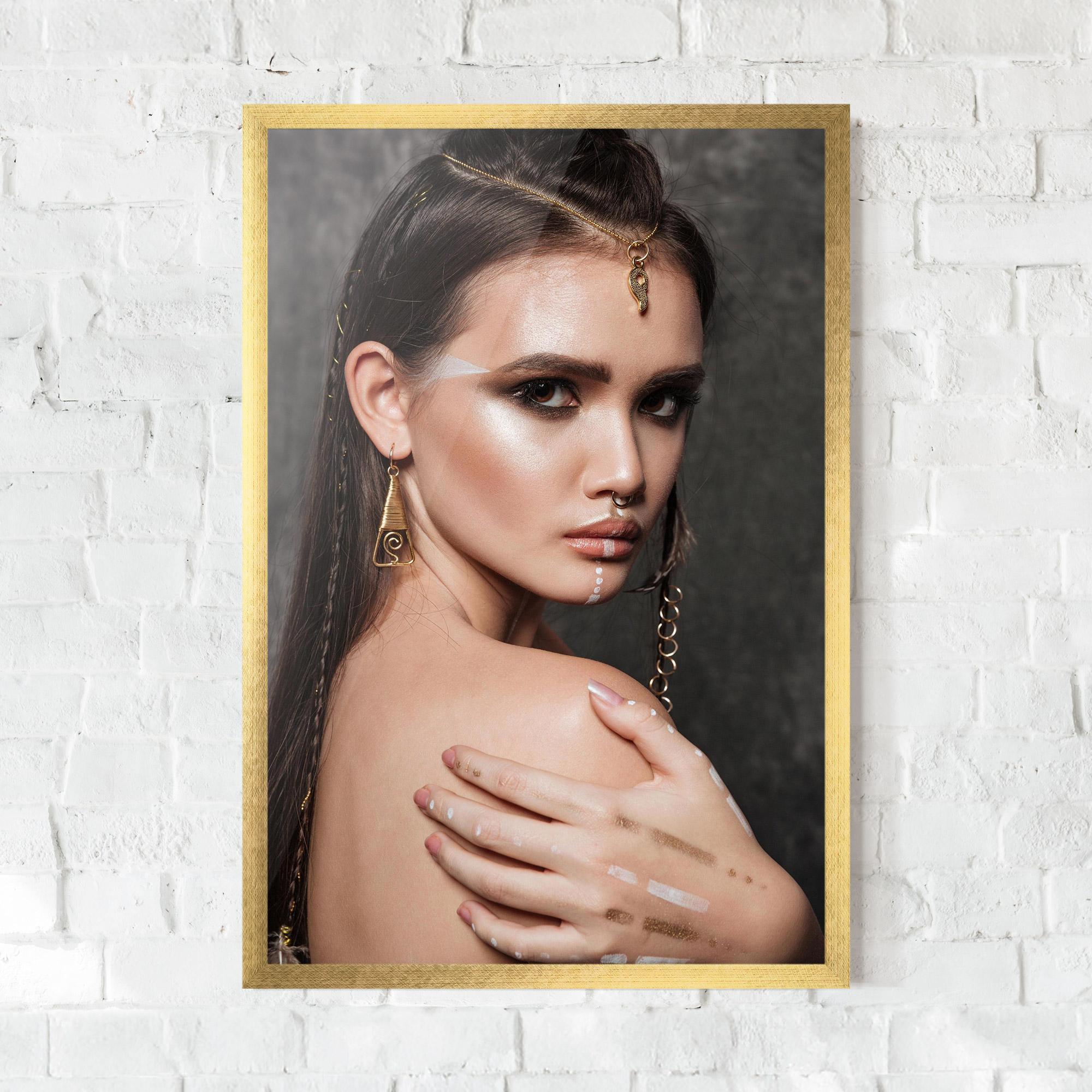 Poster Înrămat Gold Triangle Earring mockup 0