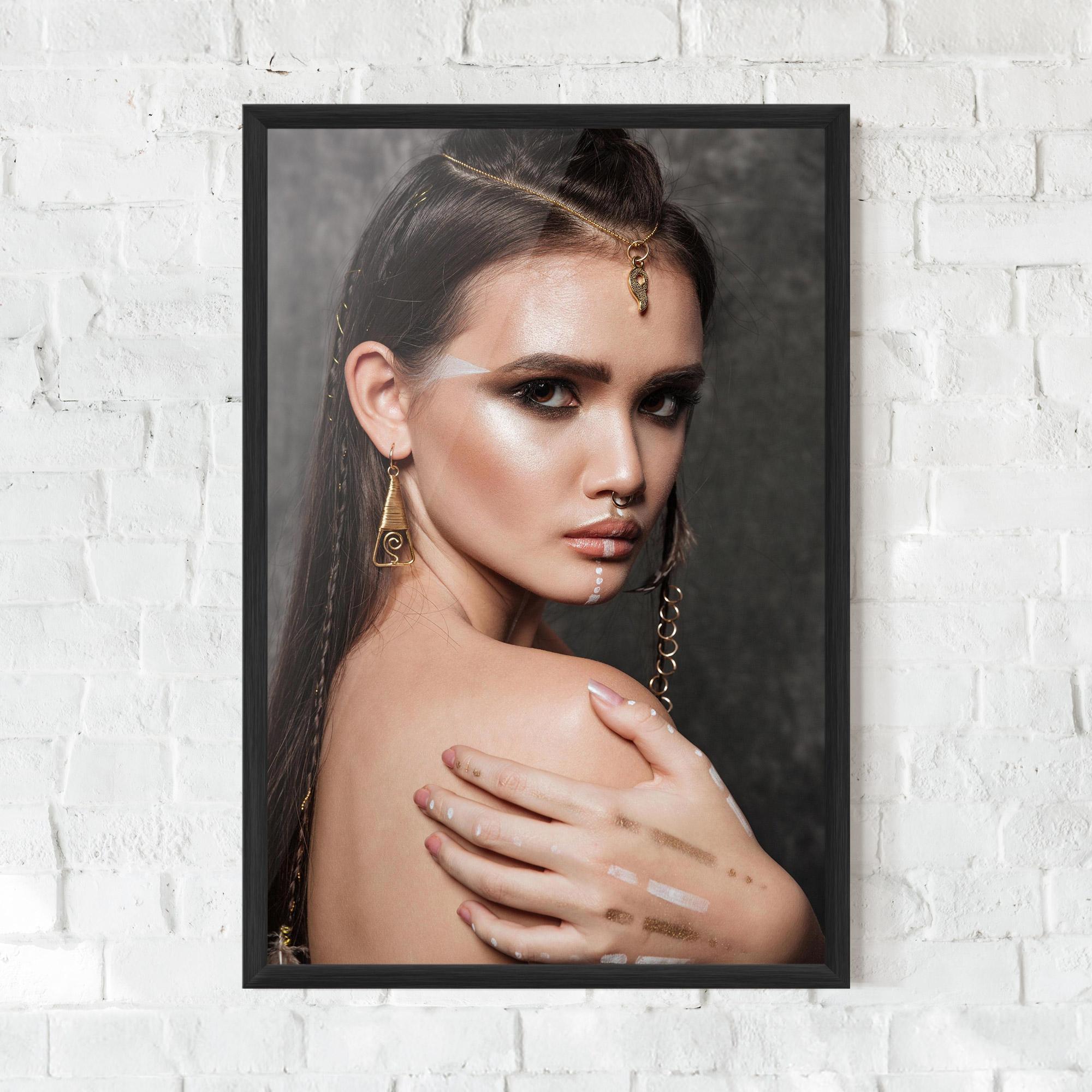 Poster Înrămat Gold Triangle Earring mockup 0