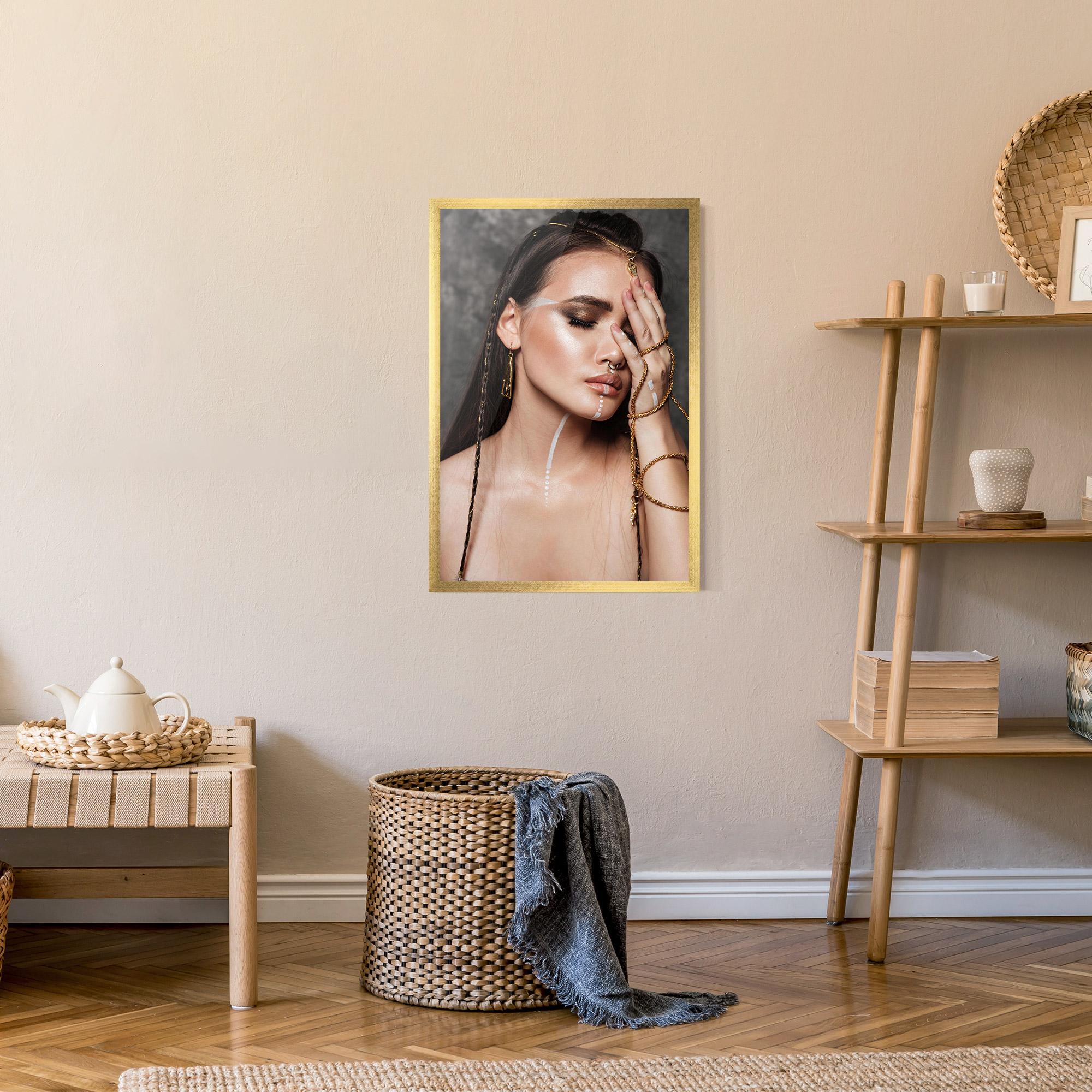 Poster Înrămat Gold Hand Accessory mockup 9