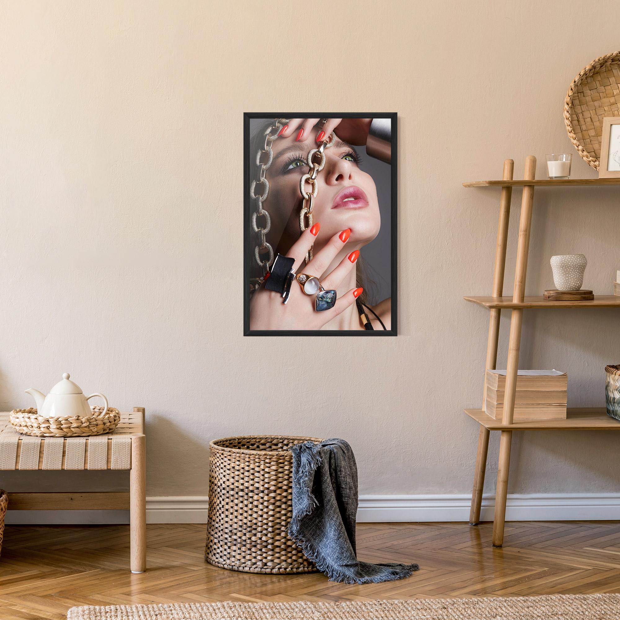 Poster Înrămat Big Chain Woman mockup 9