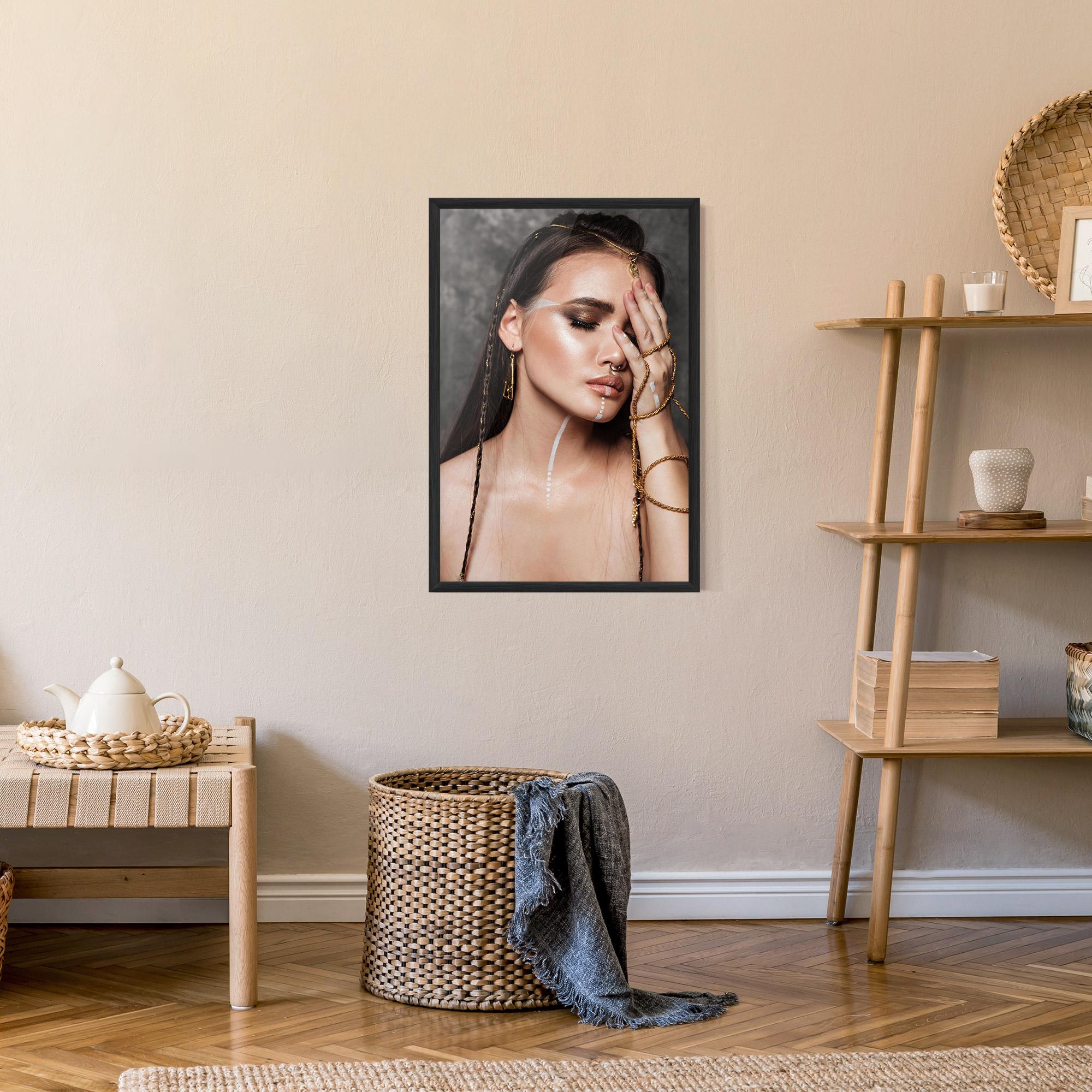 Poster Înrămat Gold Hand Accessory mockup 9