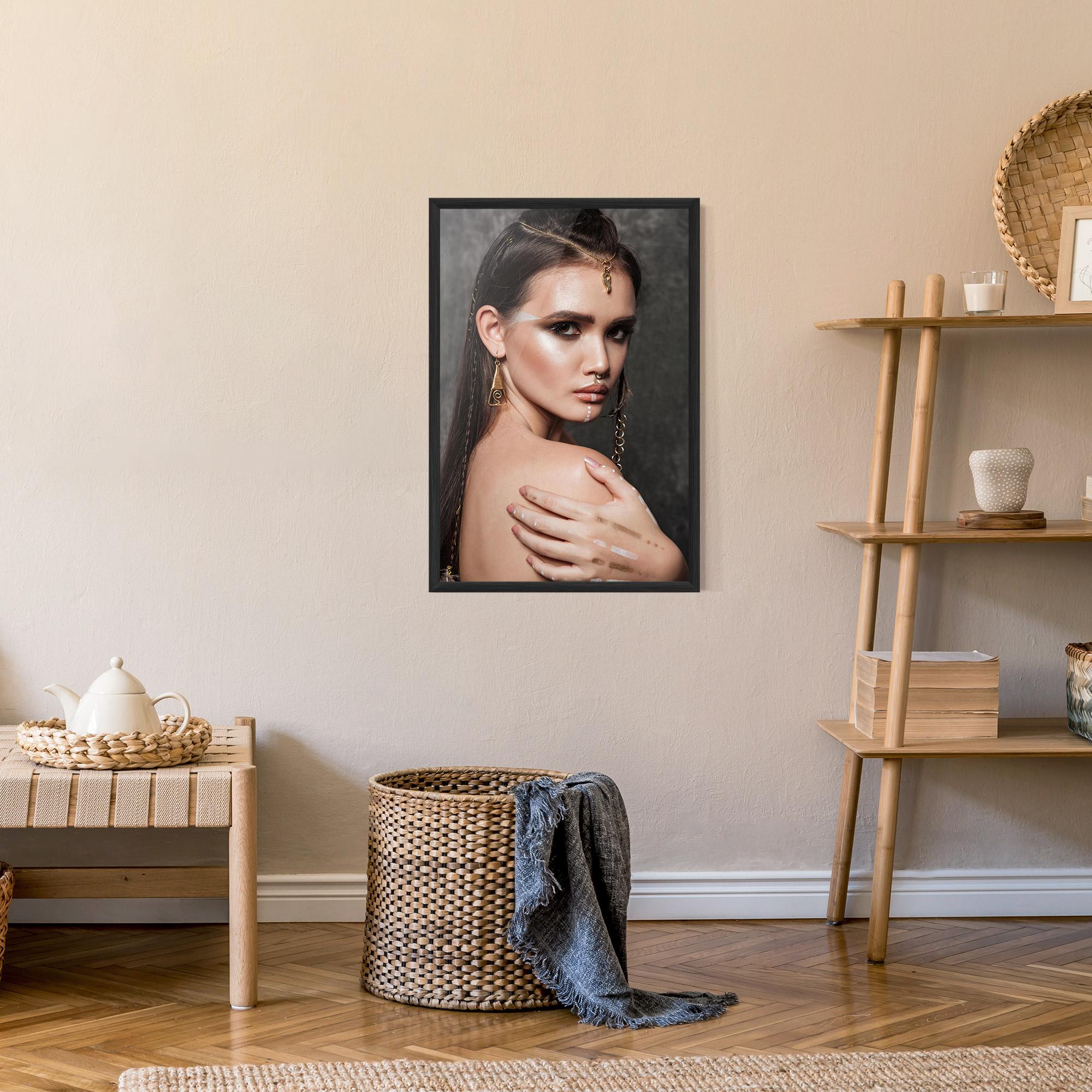 Poster Înrămat Gold Triangle Earring mockup 9