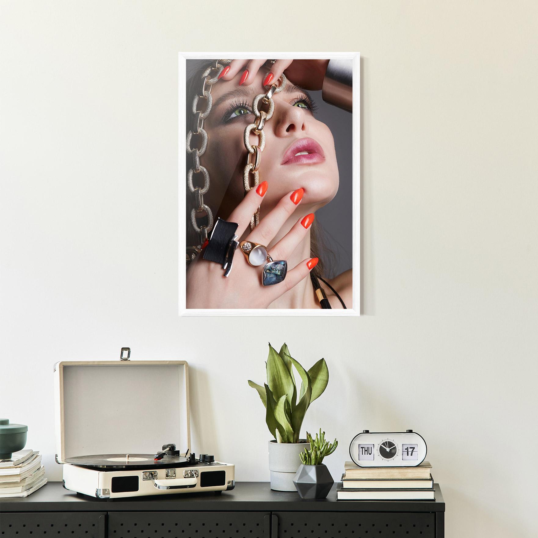 Poster Înrămat Big Chain Woman mockup 2