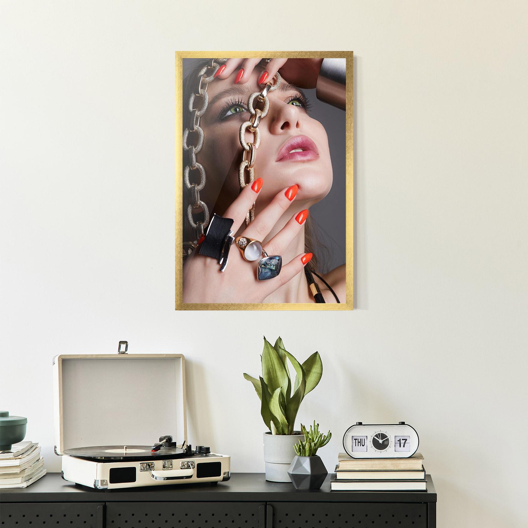 Poster Înrămat Big Chain Woman mockup 2