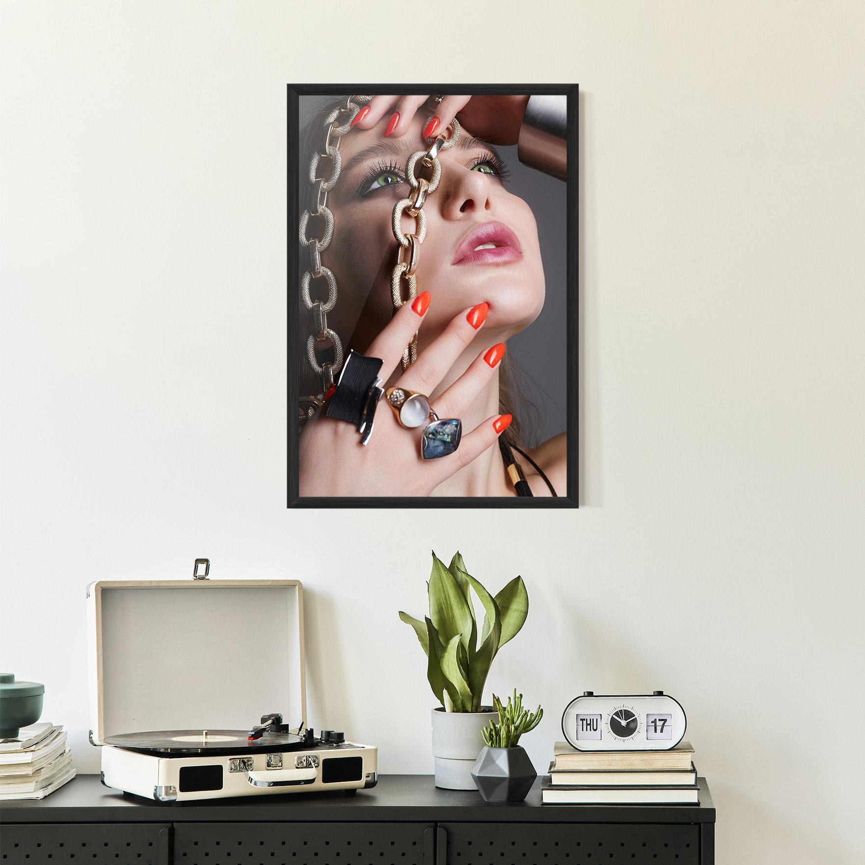 Poster Înrămat Big Chain Woman mockup 2