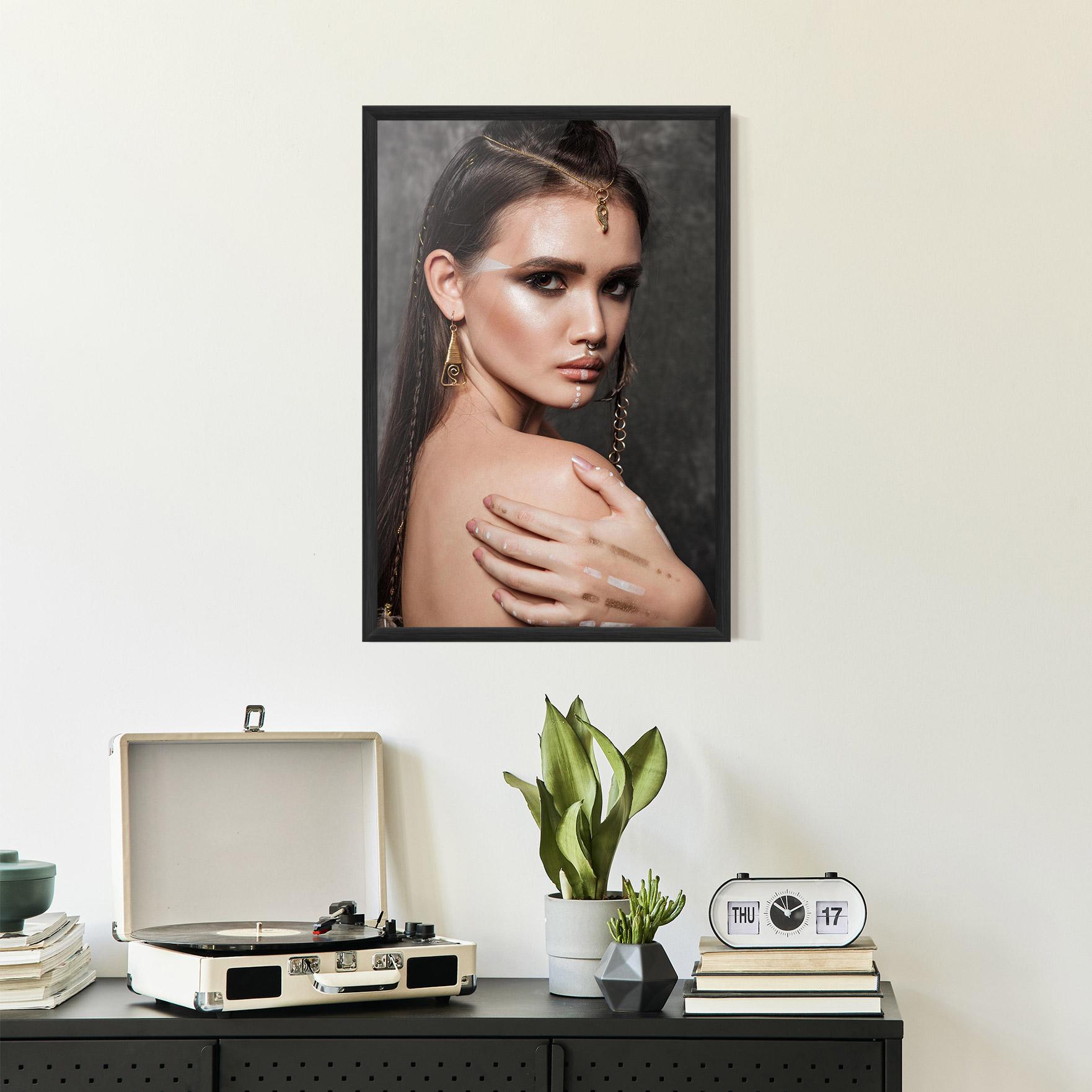 Poster Înrămat Gold Triangle Earring mockup 2