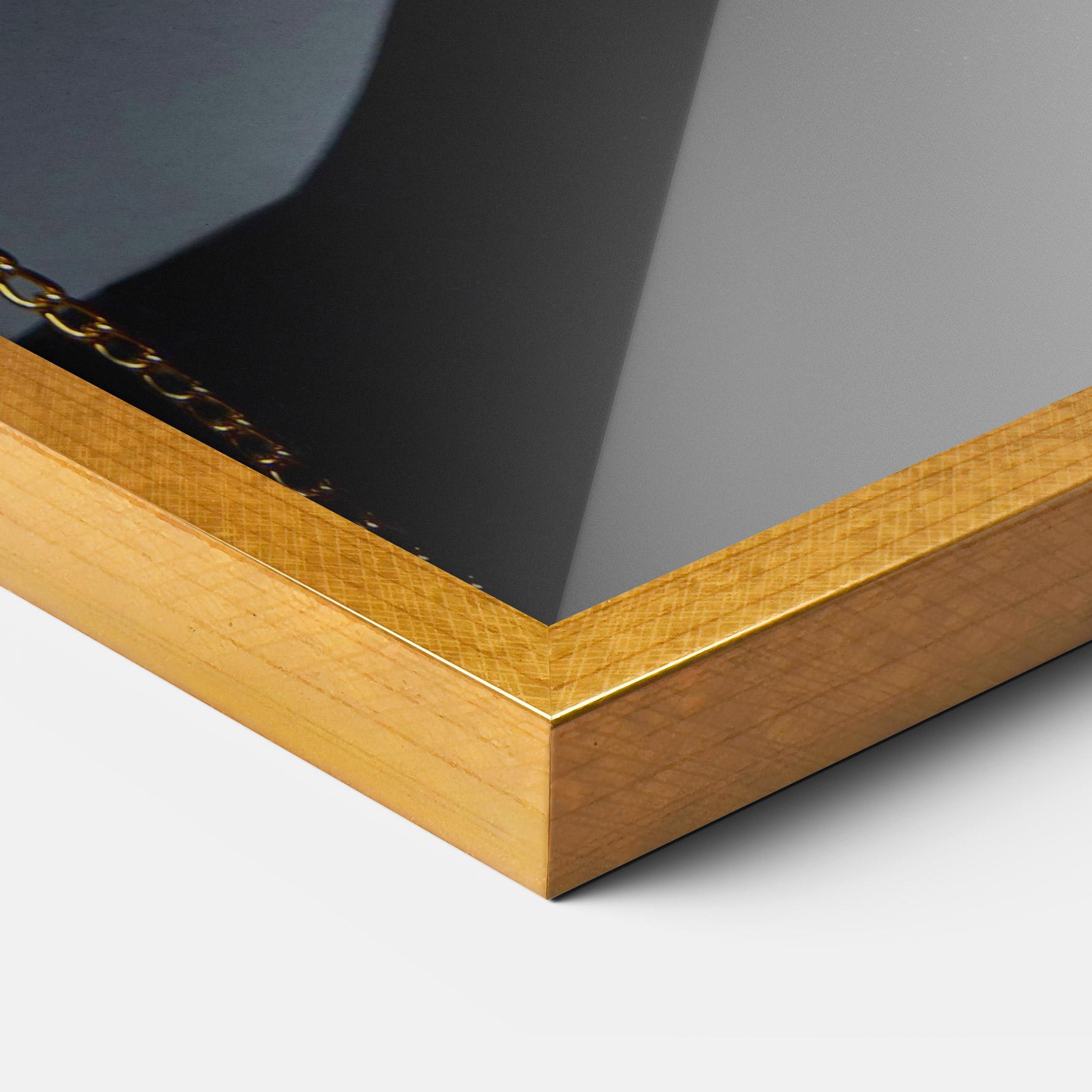 Poster Înrămat Pretty Gold Chain mockup 3