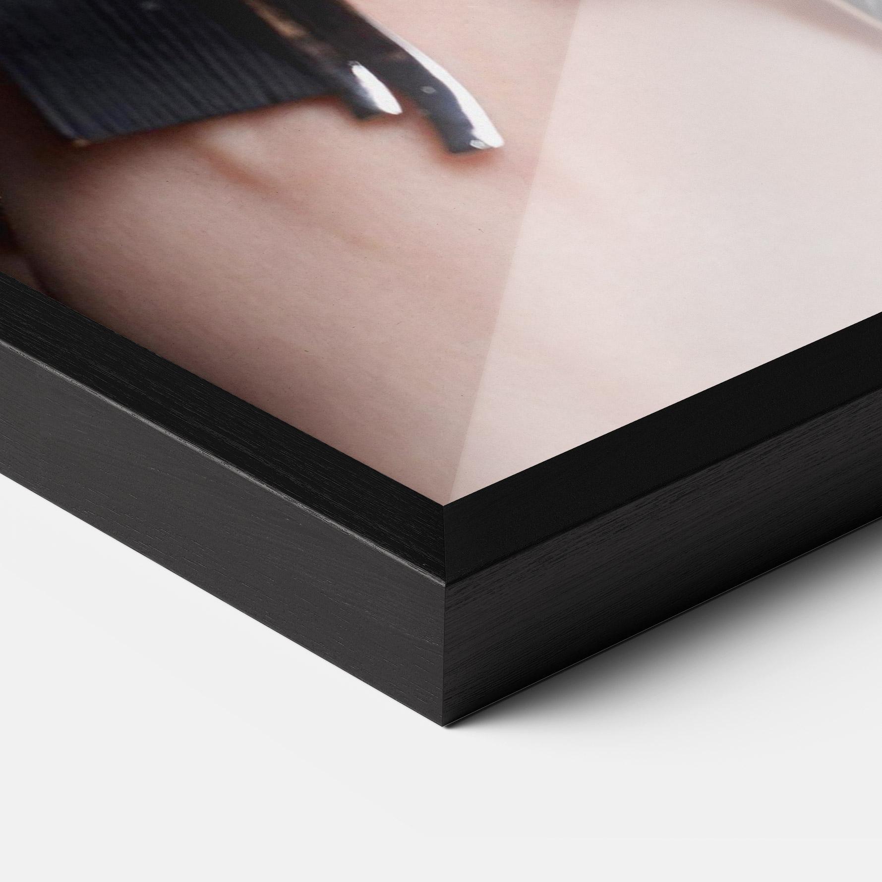 Poster Înrămat Big Chain Woman mockup 3