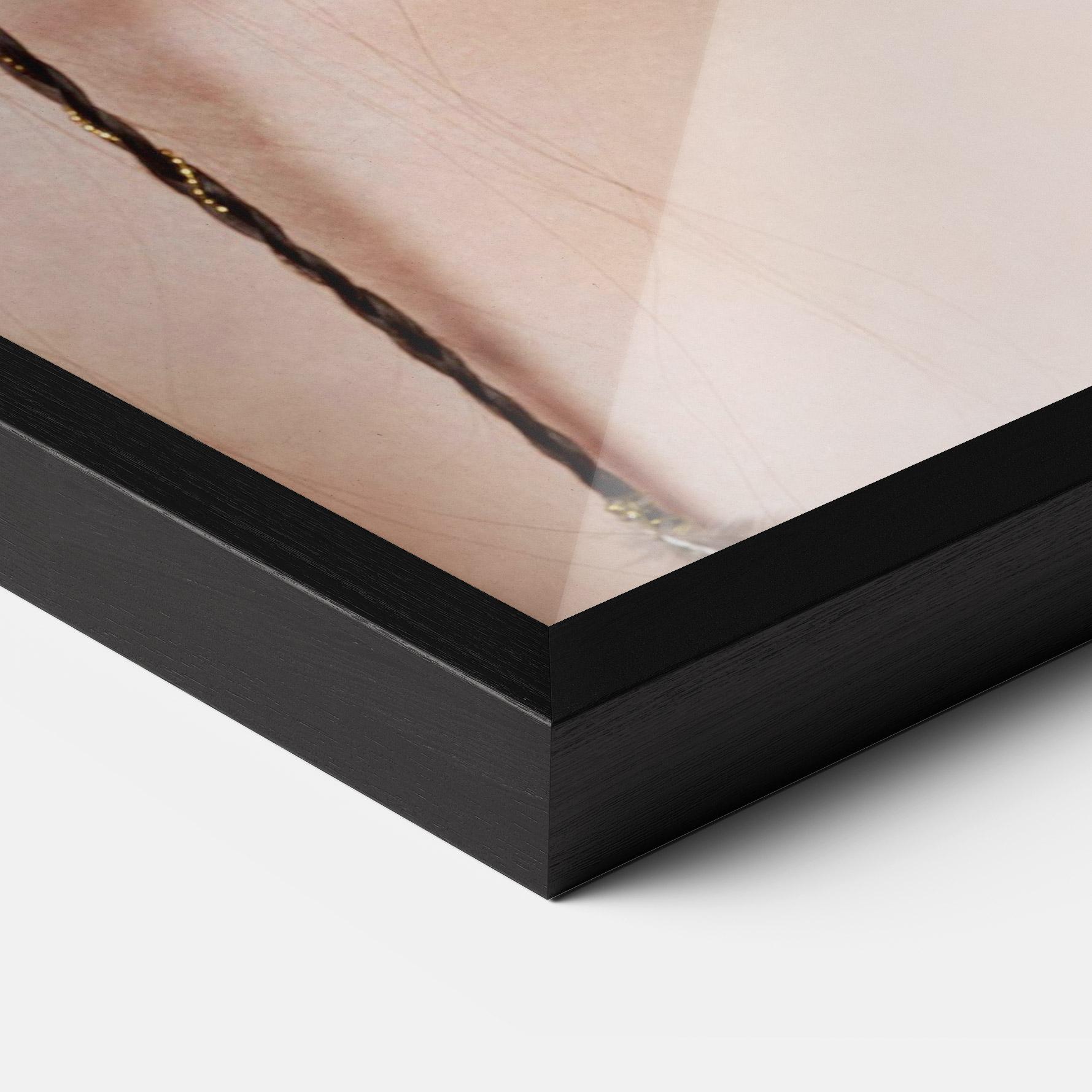 Poster Înrămat Gold Hand Accessory mockup 3