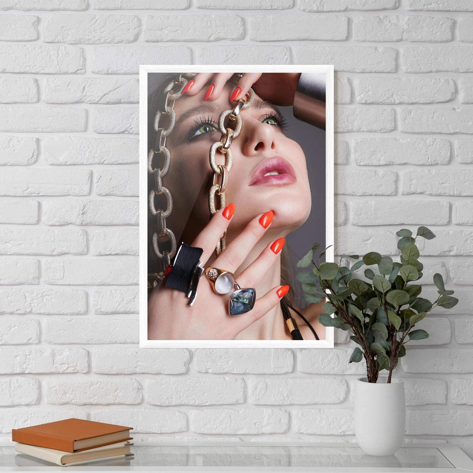 Poster Înrămat Big Chain Woman mockup 5