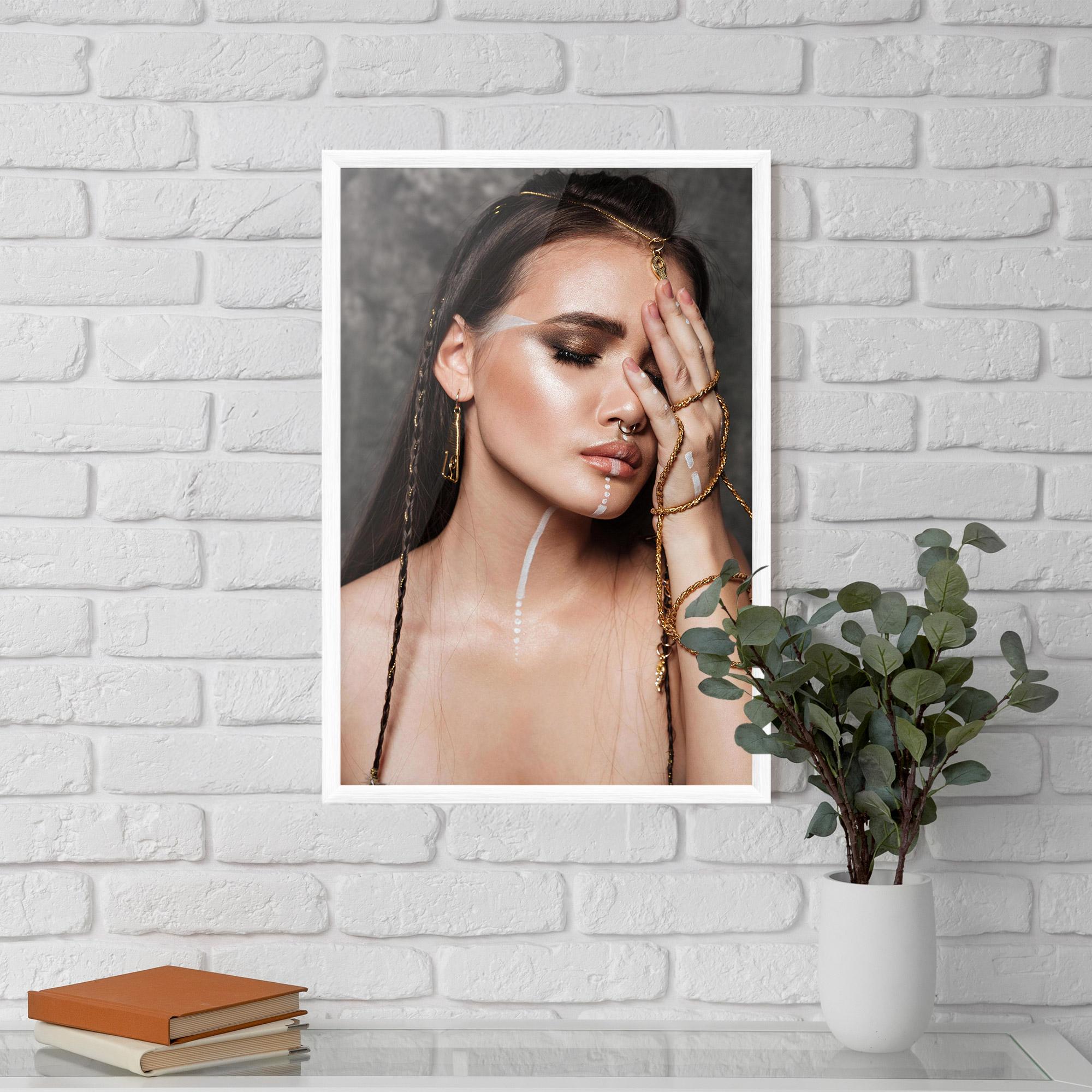 Poster Înrămat Gold Hand Accessory mockup 5