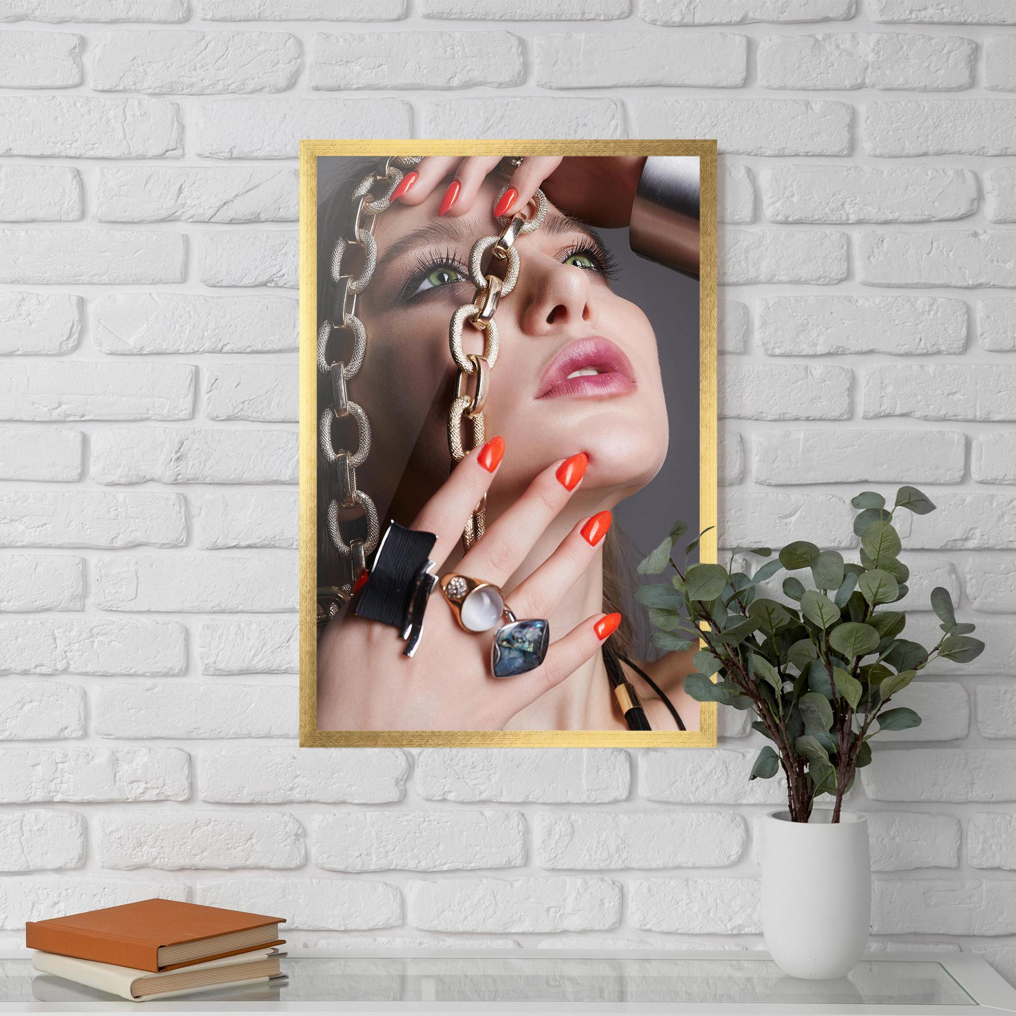 Poster Înrămat Big Chain Woman mockup 5