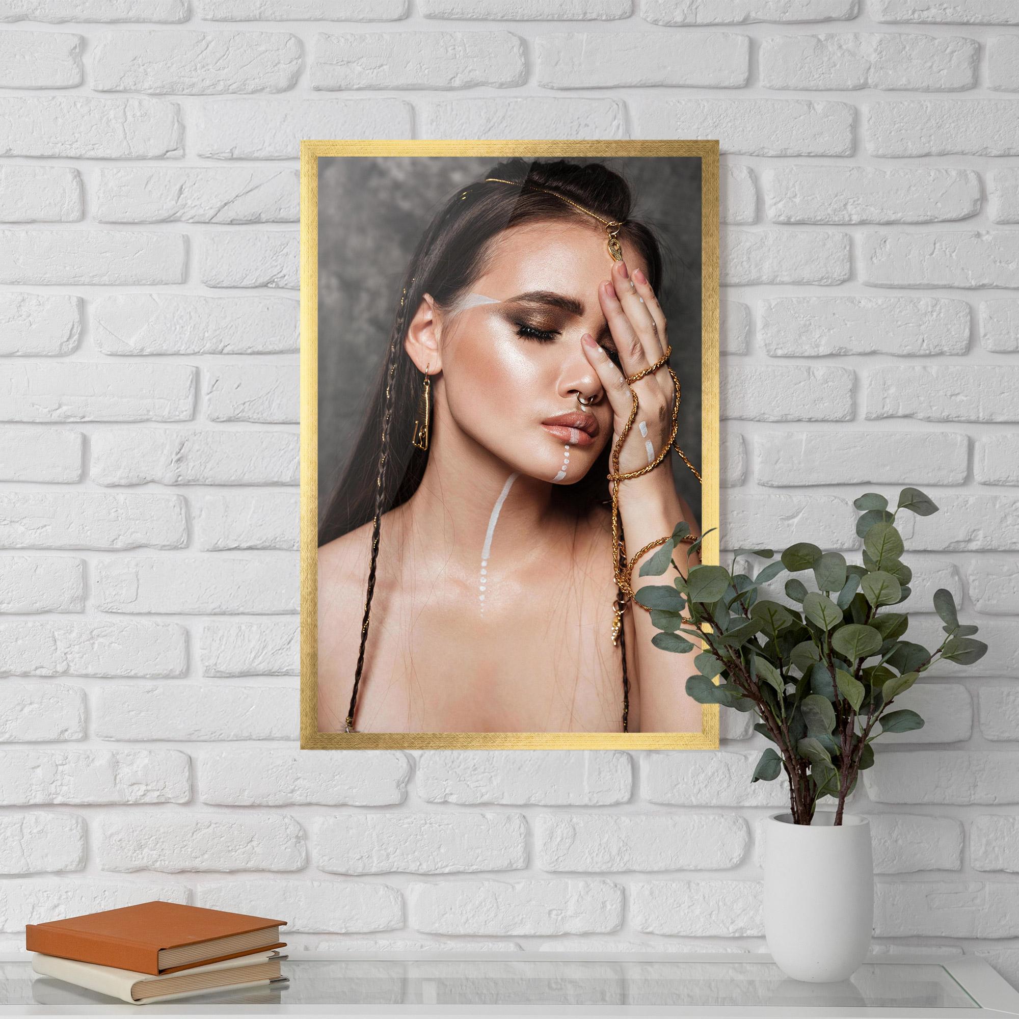 Poster Înrămat Gold Hand Accessory mockup 5