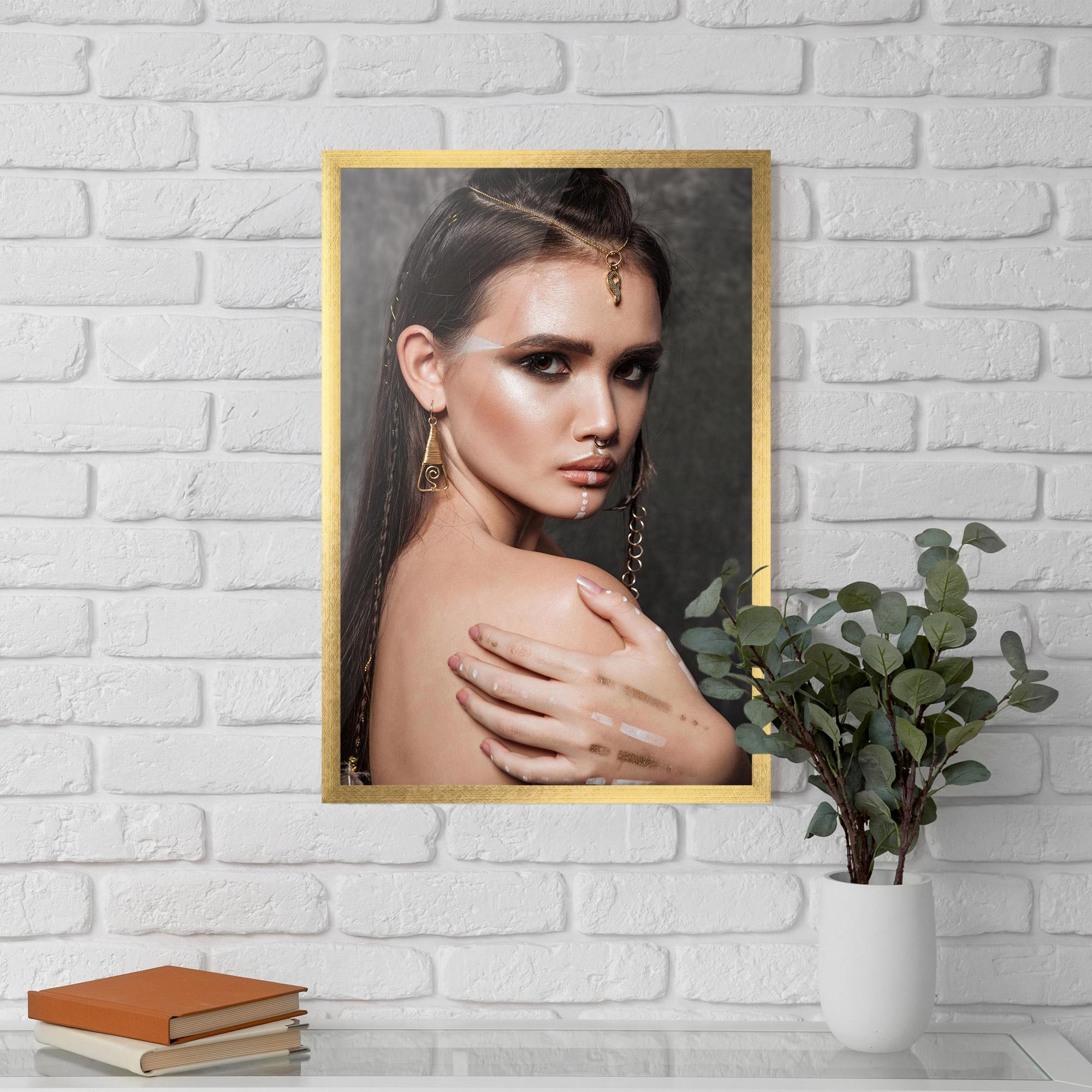 Poster Înrămat Gold Triangle Earring mockup 5