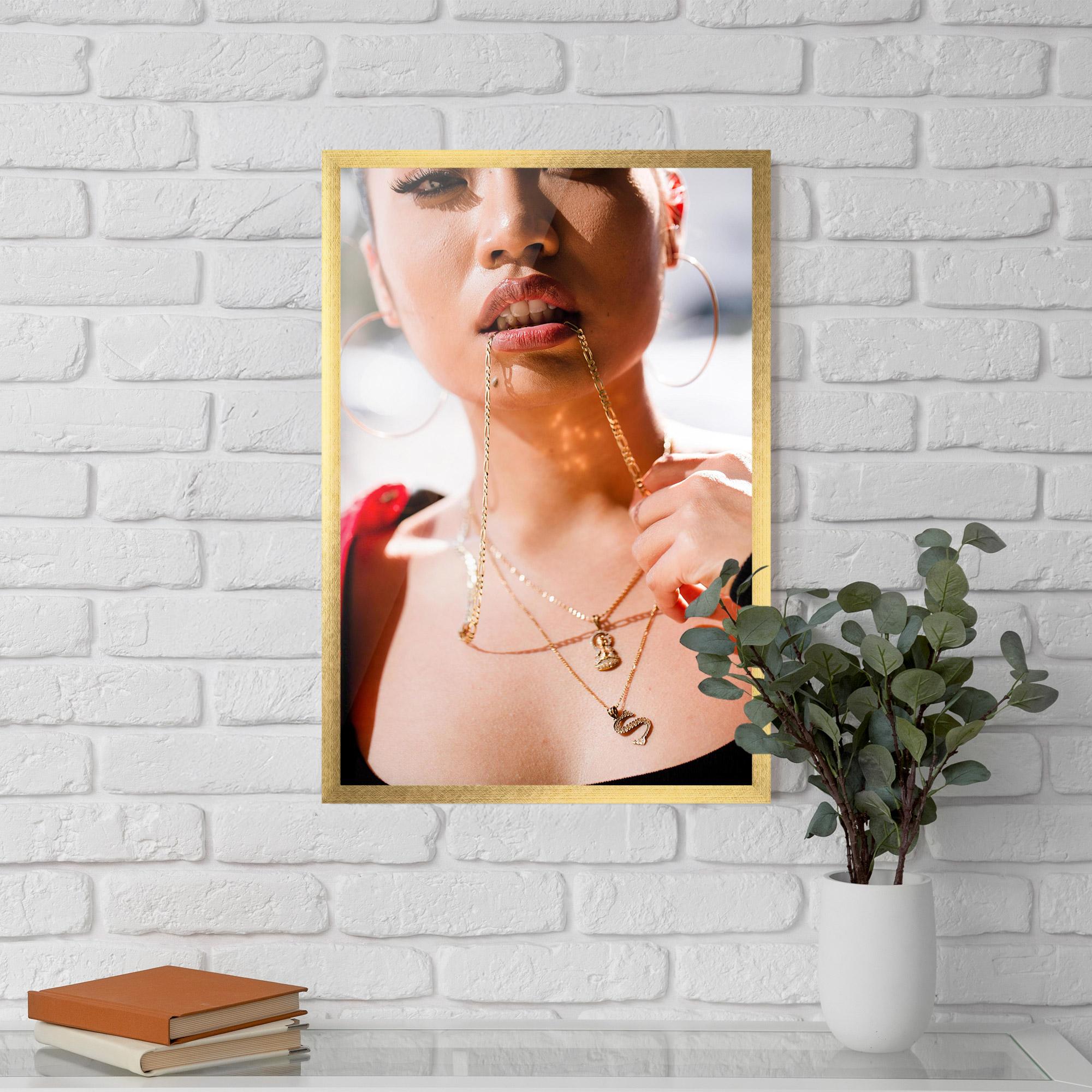 Poster Înrămat S Gold Necklace mockup 5
