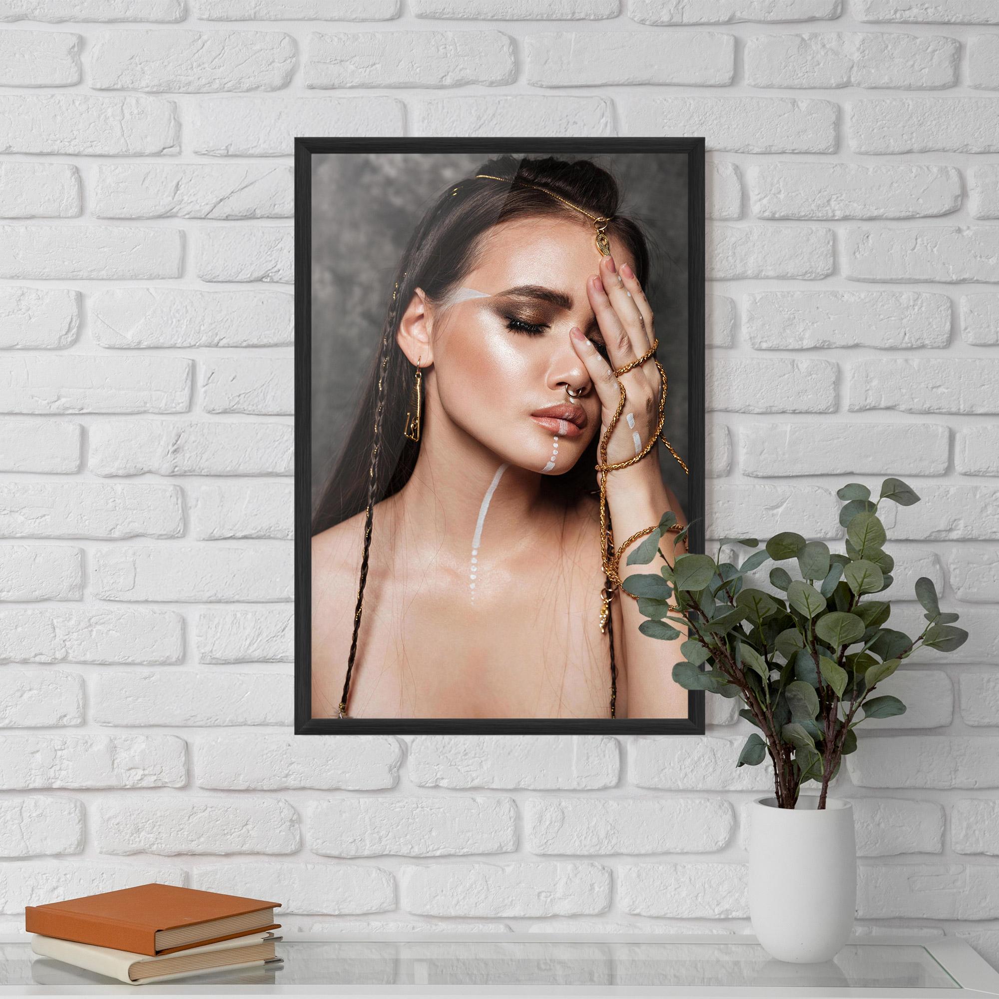 Poster Înrămat Gold Hand Accessory mockup 5