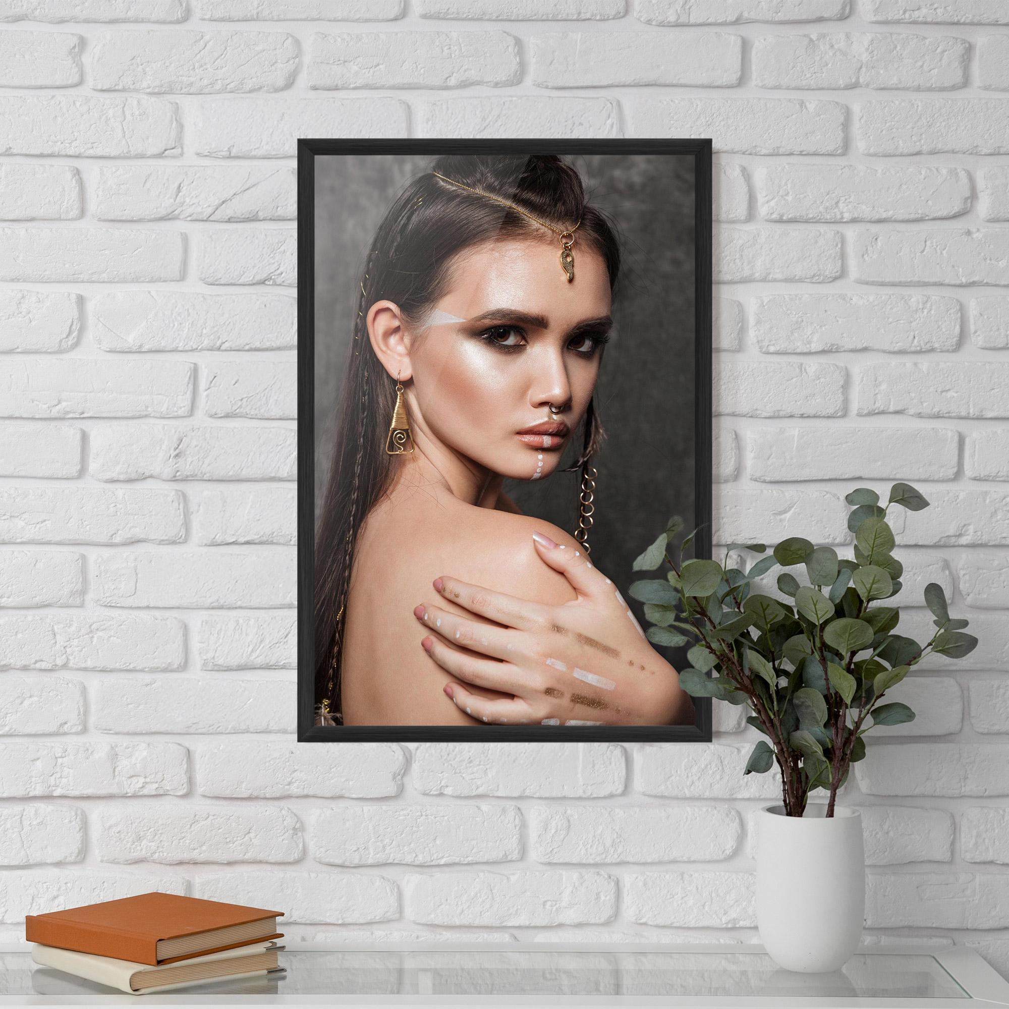 Poster Înrămat Gold Triangle Earring mockup 5