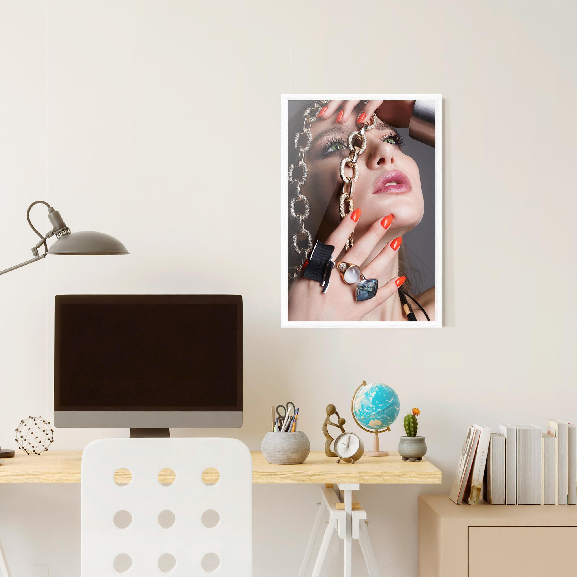 Poster Înrămat Big Chain Woman mockup 6