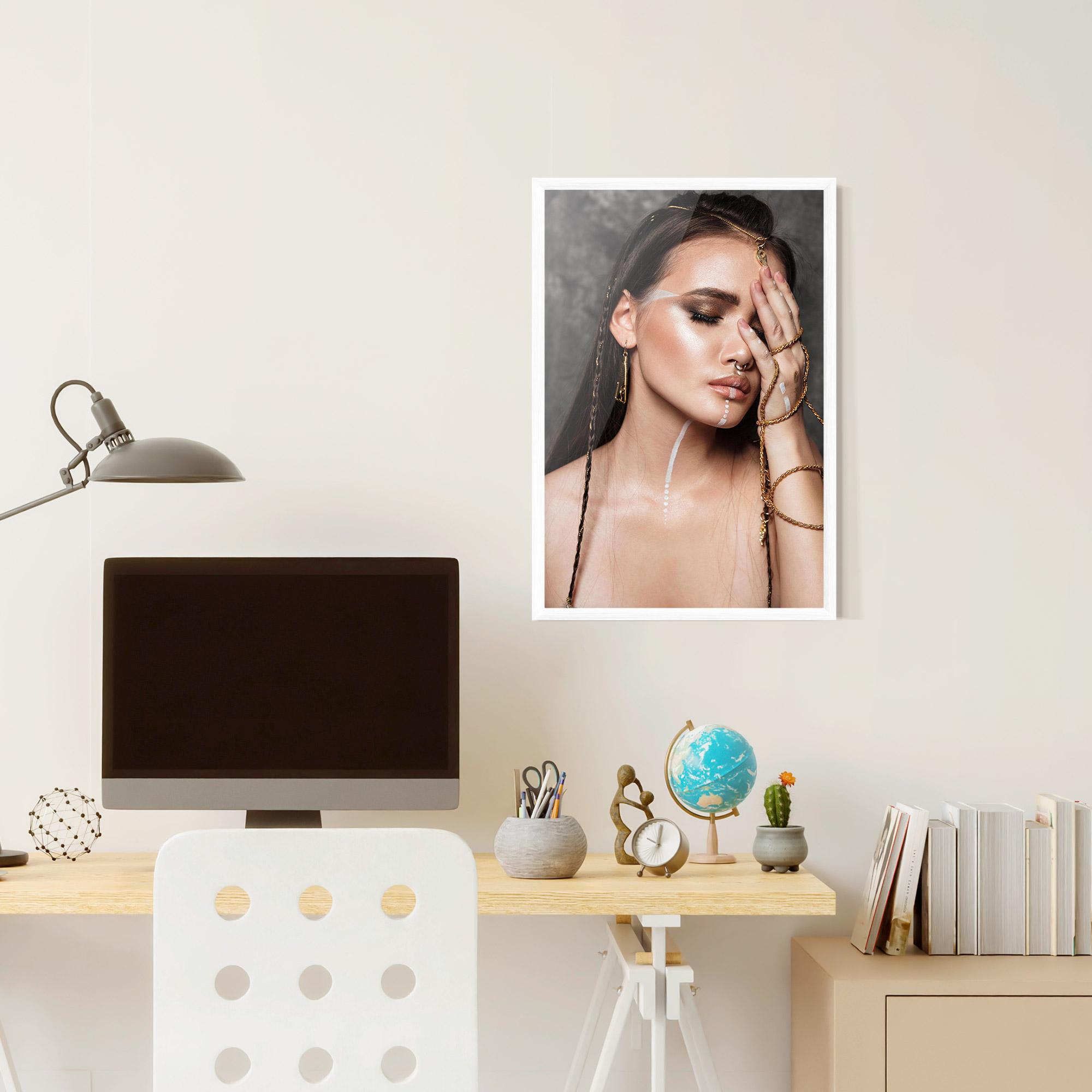 Poster Înrămat Gold Hand Accessory mockup 6
