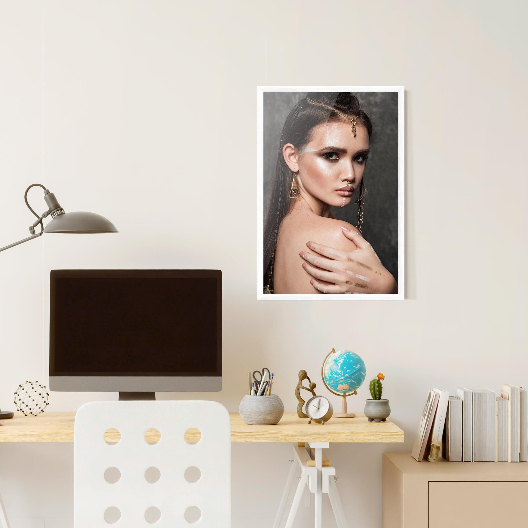 Poster Înrămat Gold Triangle Earring mockup 6