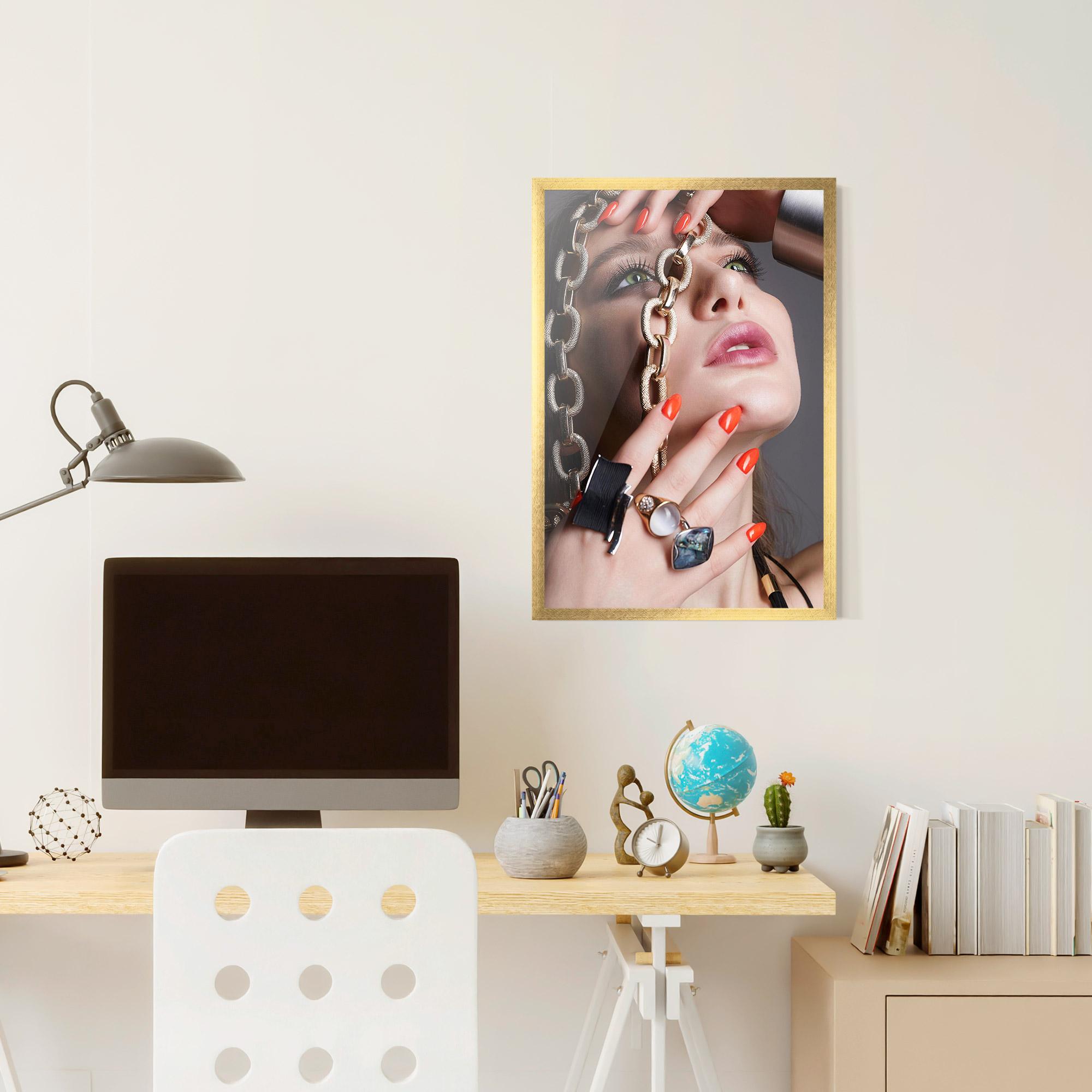 Poster Înrămat Big Chain Woman mockup 6