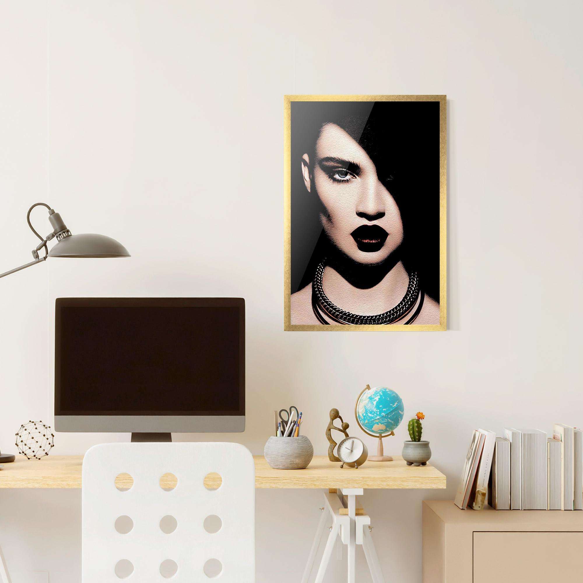 Poster Înrămat Gold Necklace mockup 6