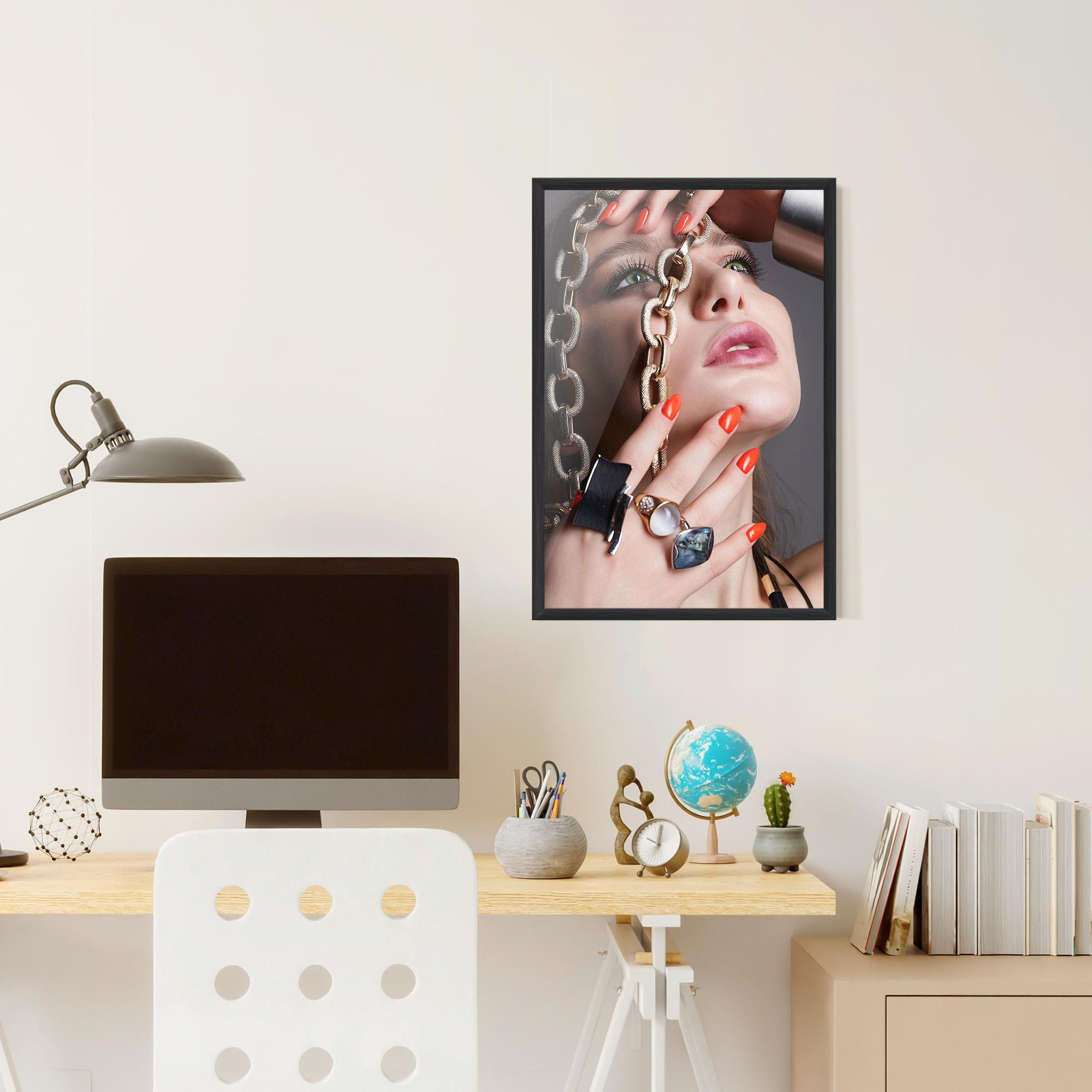 Poster Înrămat Big Chain Woman mockup 6