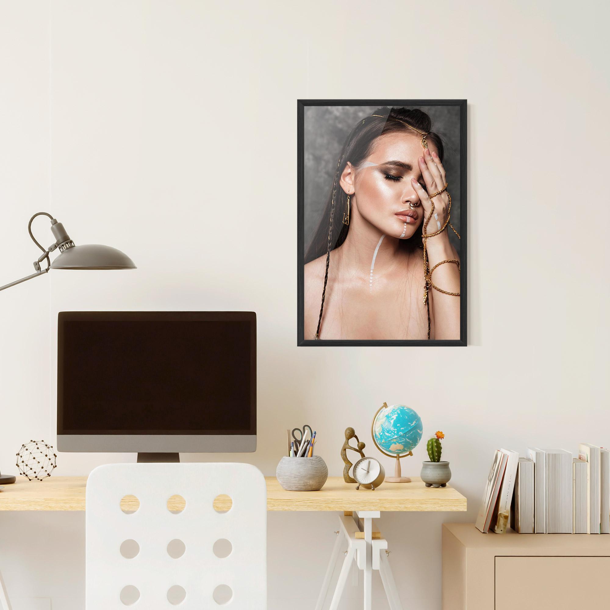 Poster Înrămat Gold Hand Accessory mockup 6