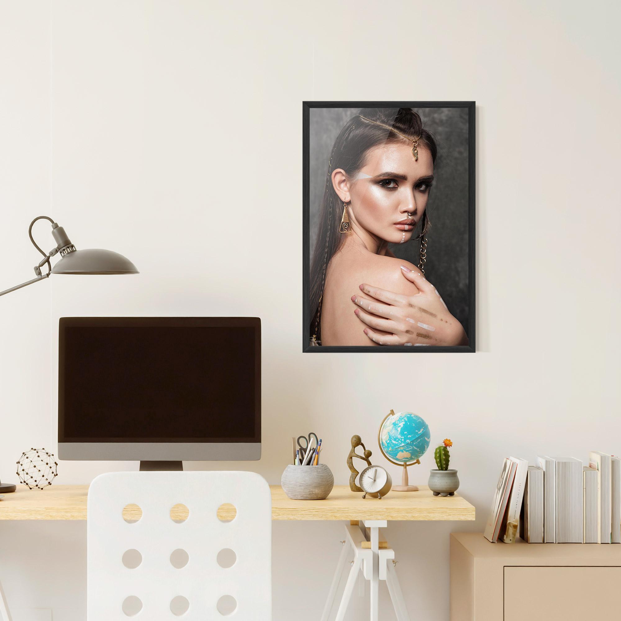 Poster Înrămat Gold Triangle Earring mockup 6