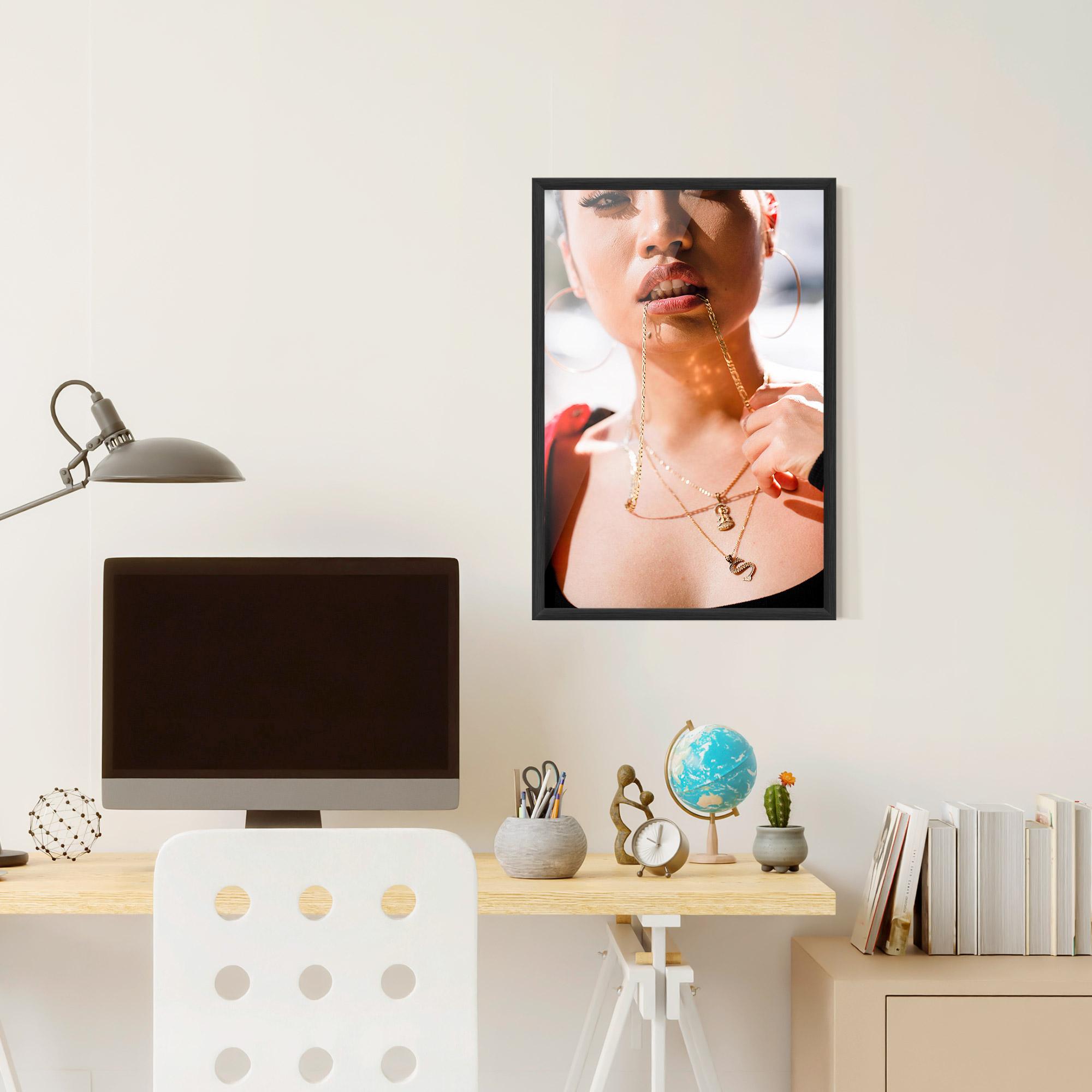 Poster Înrămat S Gold Necklace mockup 6