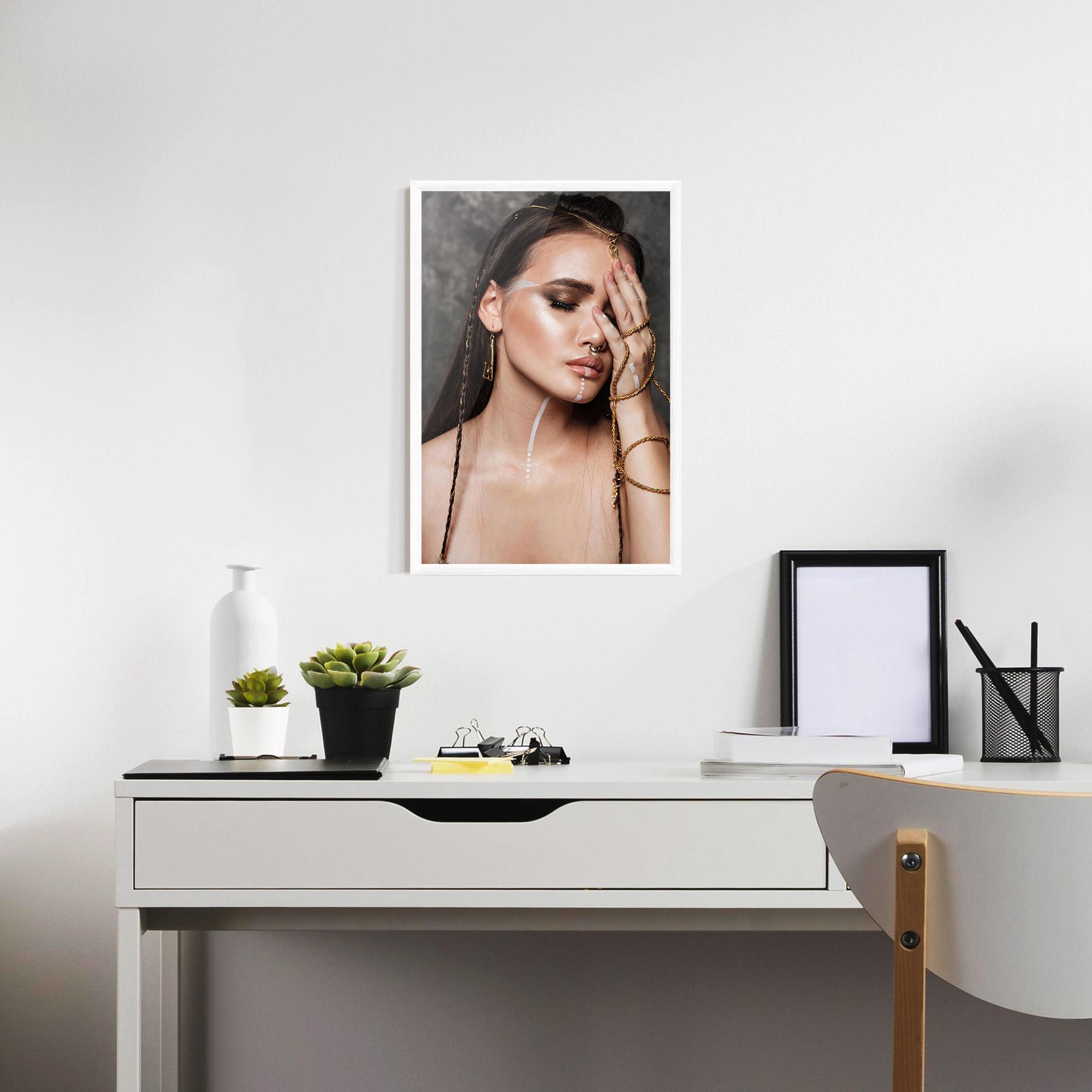 Poster Înrămat Gold Hand Accessory mockup 7