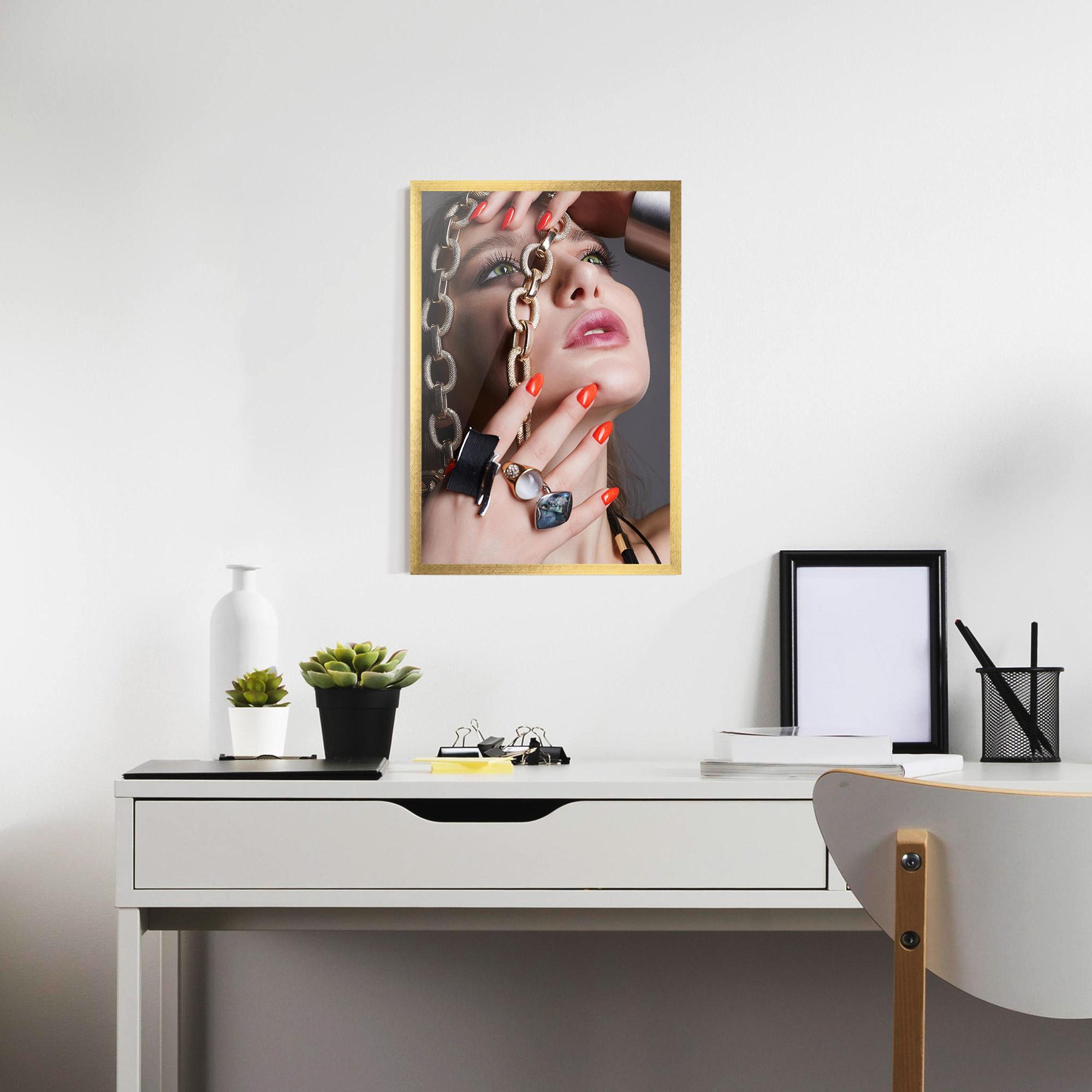 Poster Înrămat Big Chain Woman mockup 7