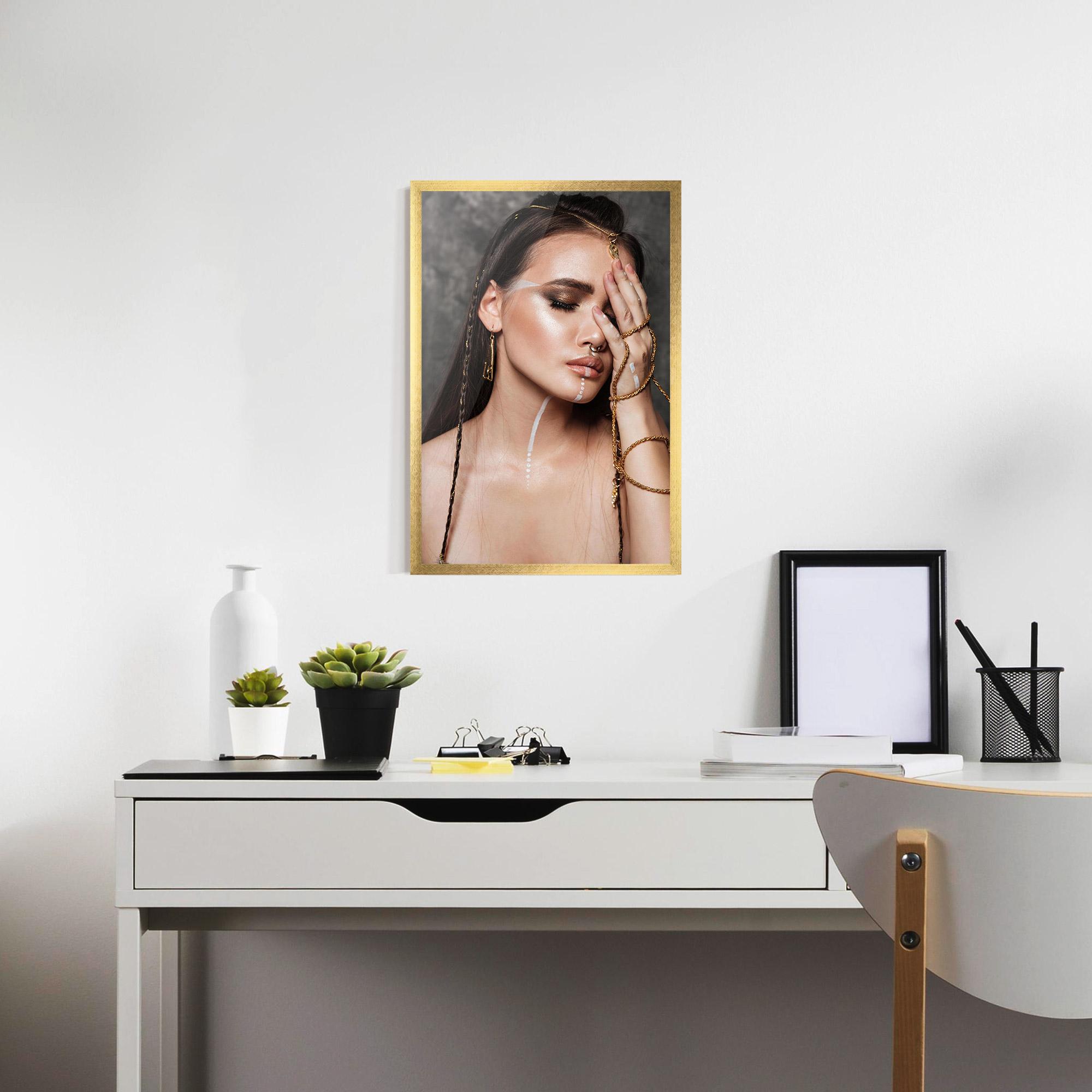 Poster Înrămat Gold Hand Accessory mockup 7