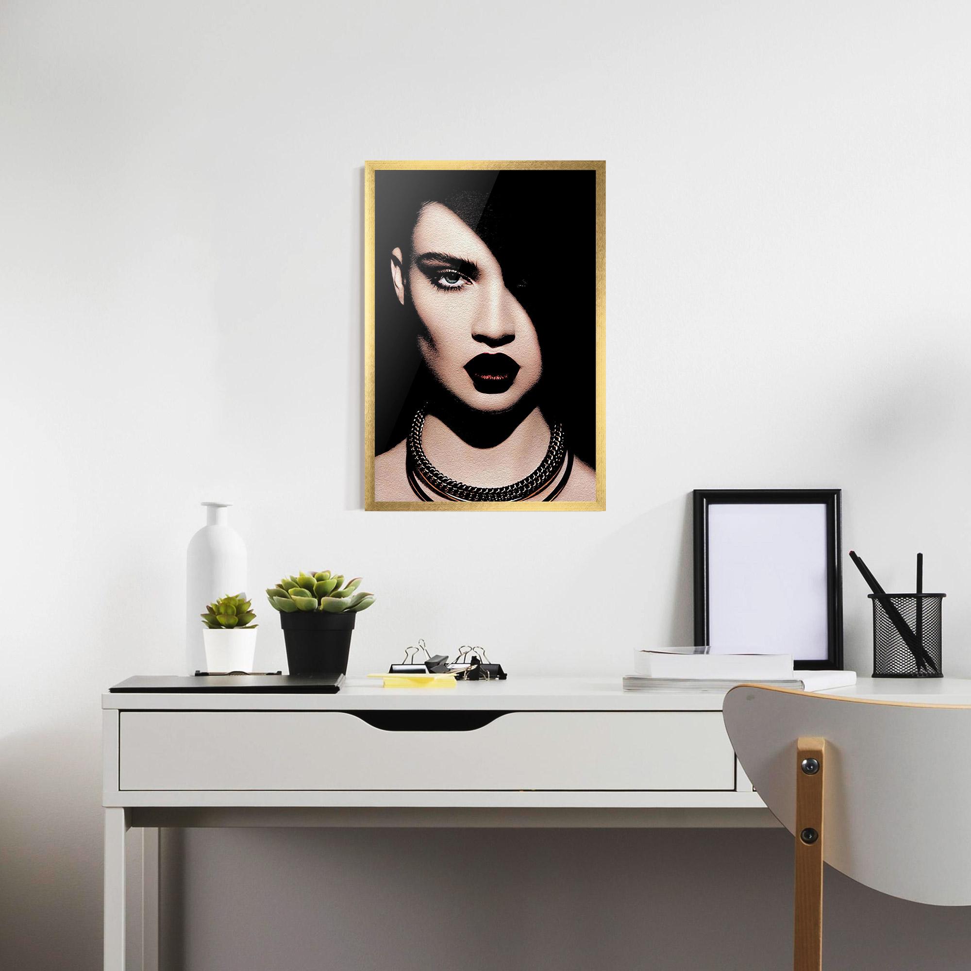 Poster Înrămat Gold Necklace mockup 7