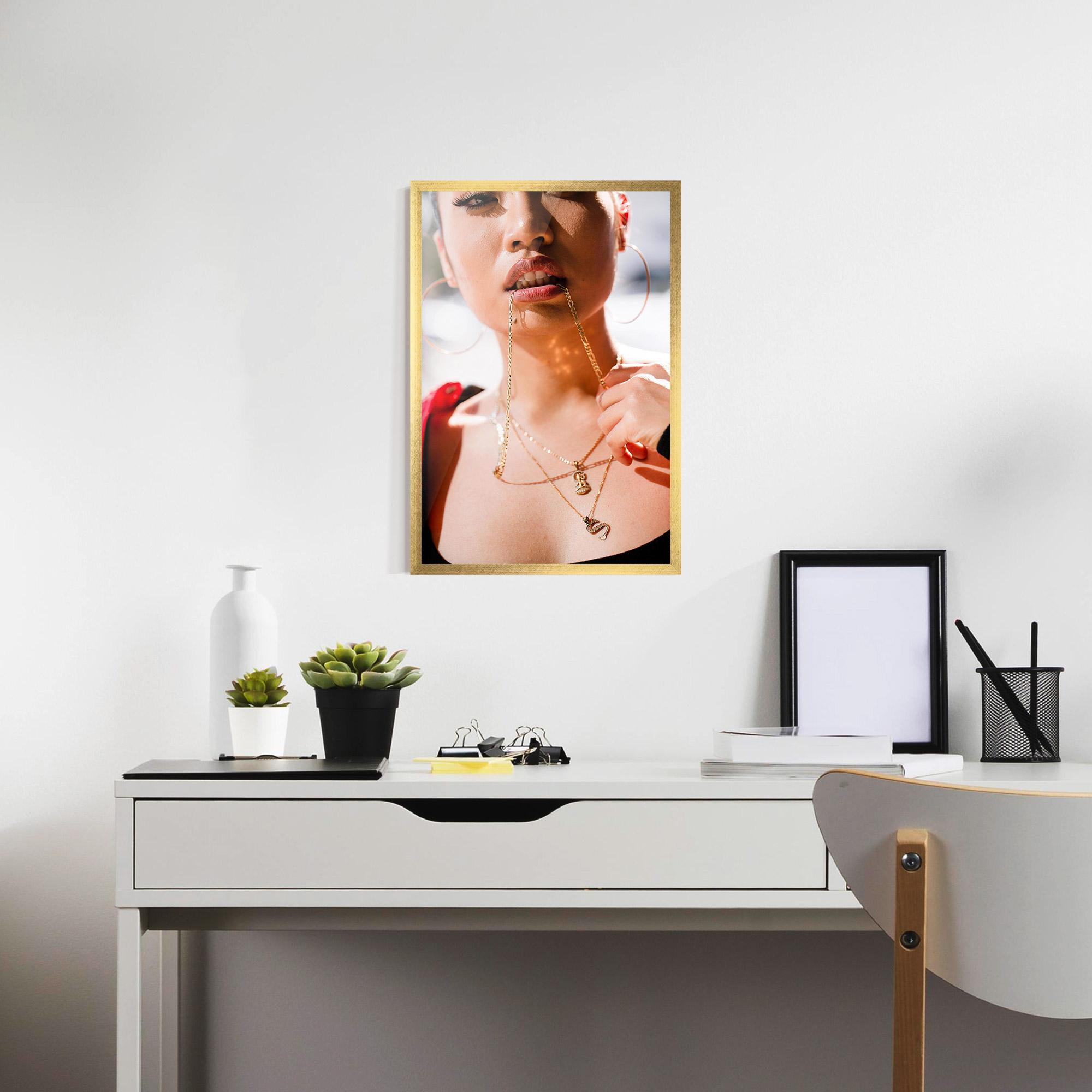 Poster Înrămat S Gold Necklace mockup 7