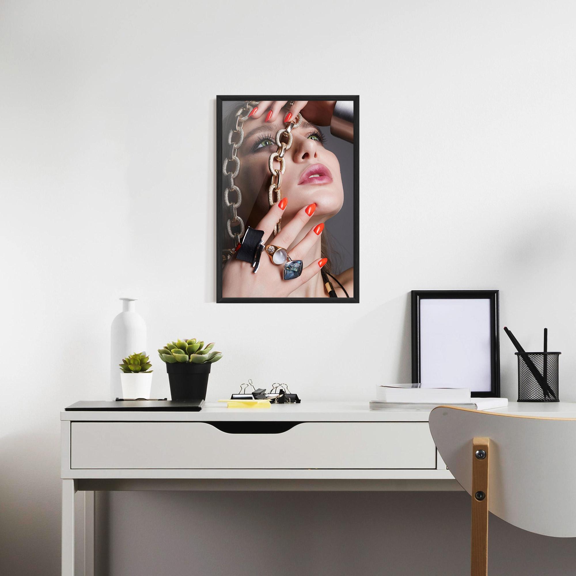 Poster Înrămat Big Chain Woman mockup 7