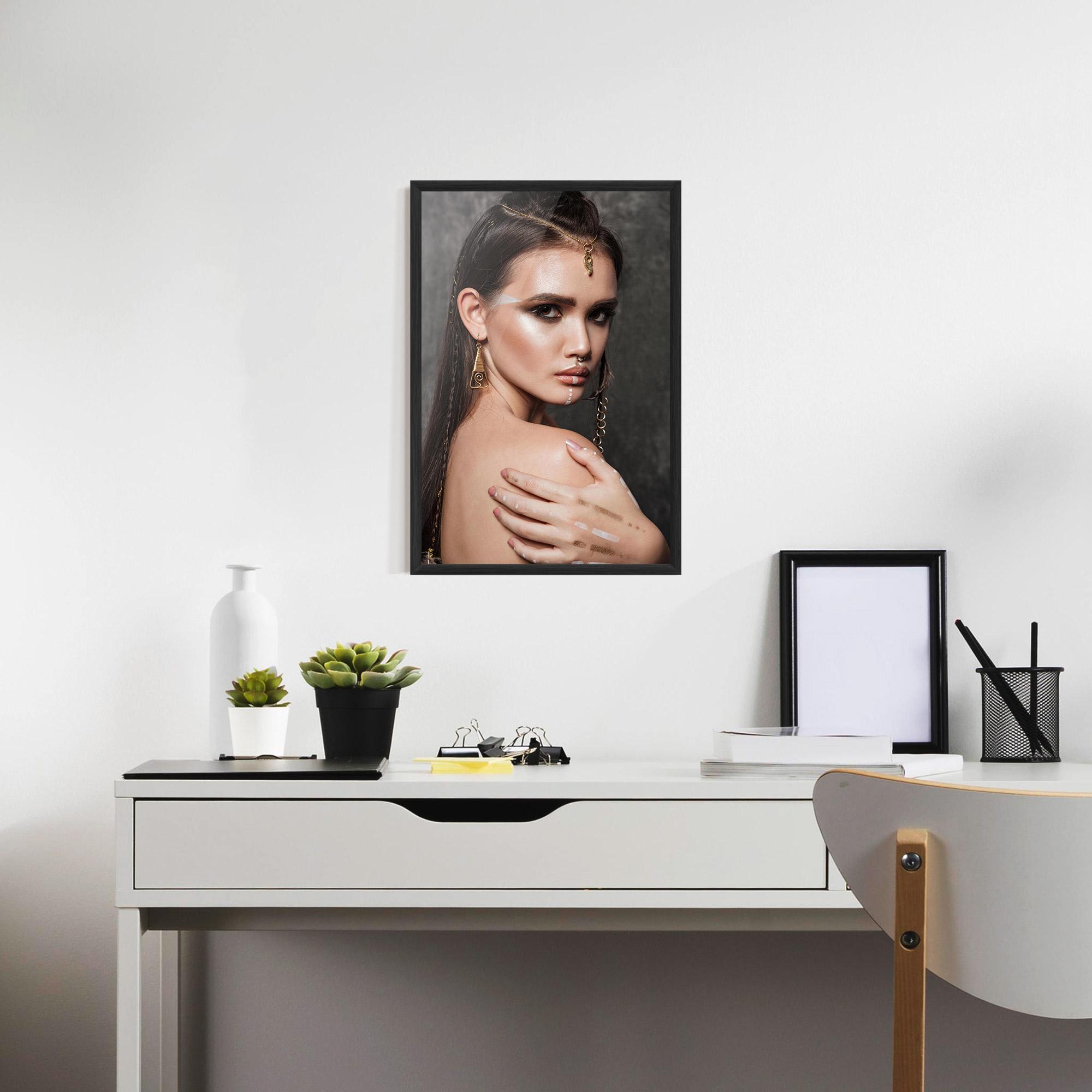 Poster Înrămat Gold Triangle Earring mockup 7