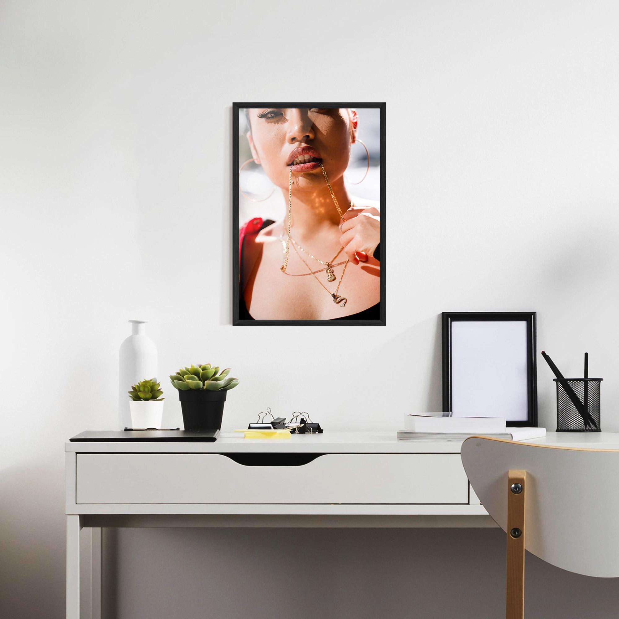 Poster Înrămat S Gold Necklace mockup 7