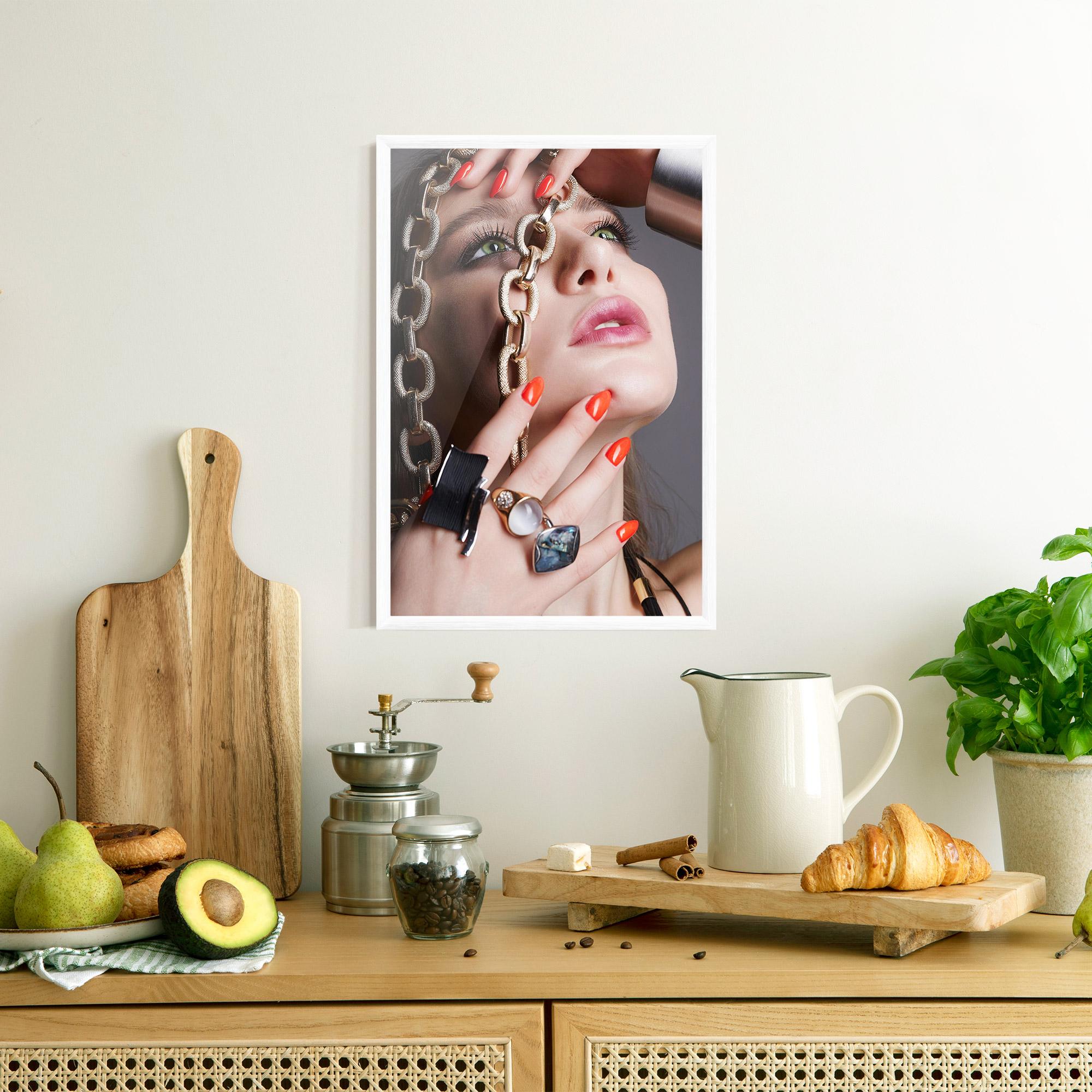 Poster Înrămat Big Chain Woman mockup 8