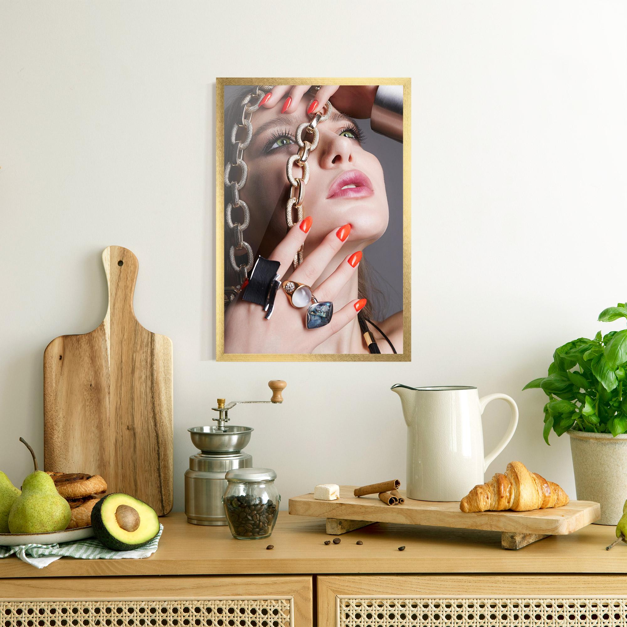 Poster Înrămat Big Chain Woman mockup 8