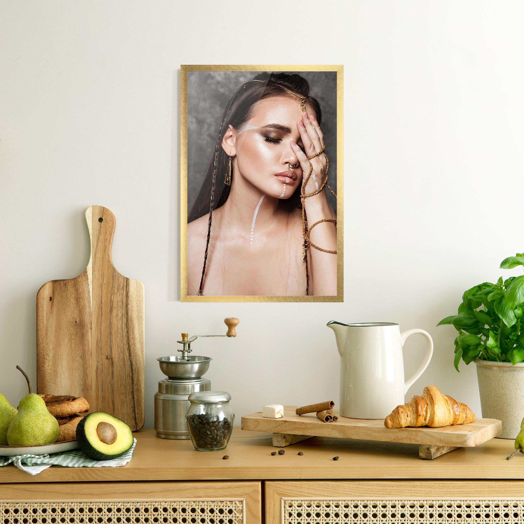 Poster Înrămat Gold Hand Accessory mockup 8